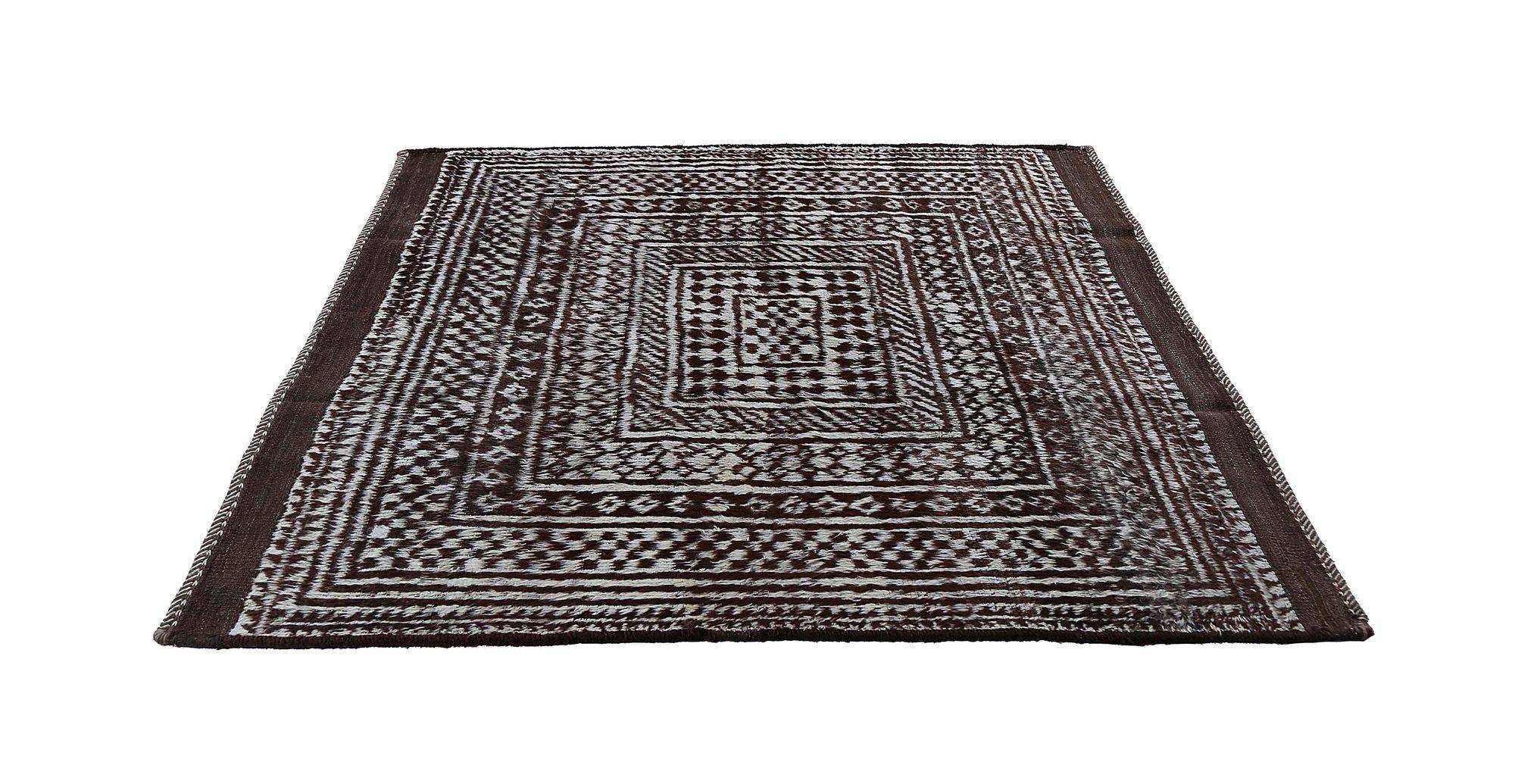 Entdecken Sie die Eleganz des persischen Gabbeh mit dem kleinen Teppich CIRCA 1940. Dieses exklusive Design aus Wolle und Braun ist perfekt, um Ihren Raum zu verschönern.