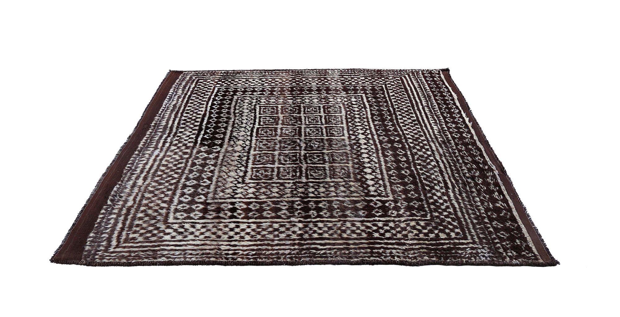 Entdecken Sie die Eleganz des persischen Gabbeh mit dem kleinen Teppich CIRCA 1940. Dieses exklusive Design aus Wolle und Braun ist perfekt, um Ihren Raum zu verschönern.