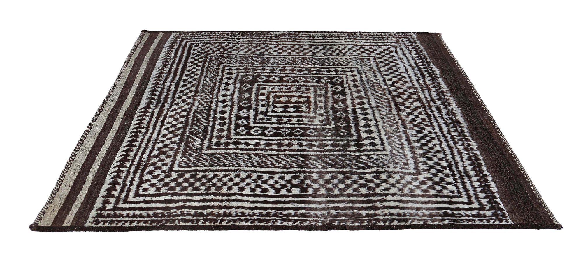 Entdecken Sie die Eleganz des persischen Gabbeh mit dem kleinen Teppich CIRCA 1940. Dieses exklusive Design aus Wolle und Braun ist perfekt, um Ihren Raum zu verschönern.
