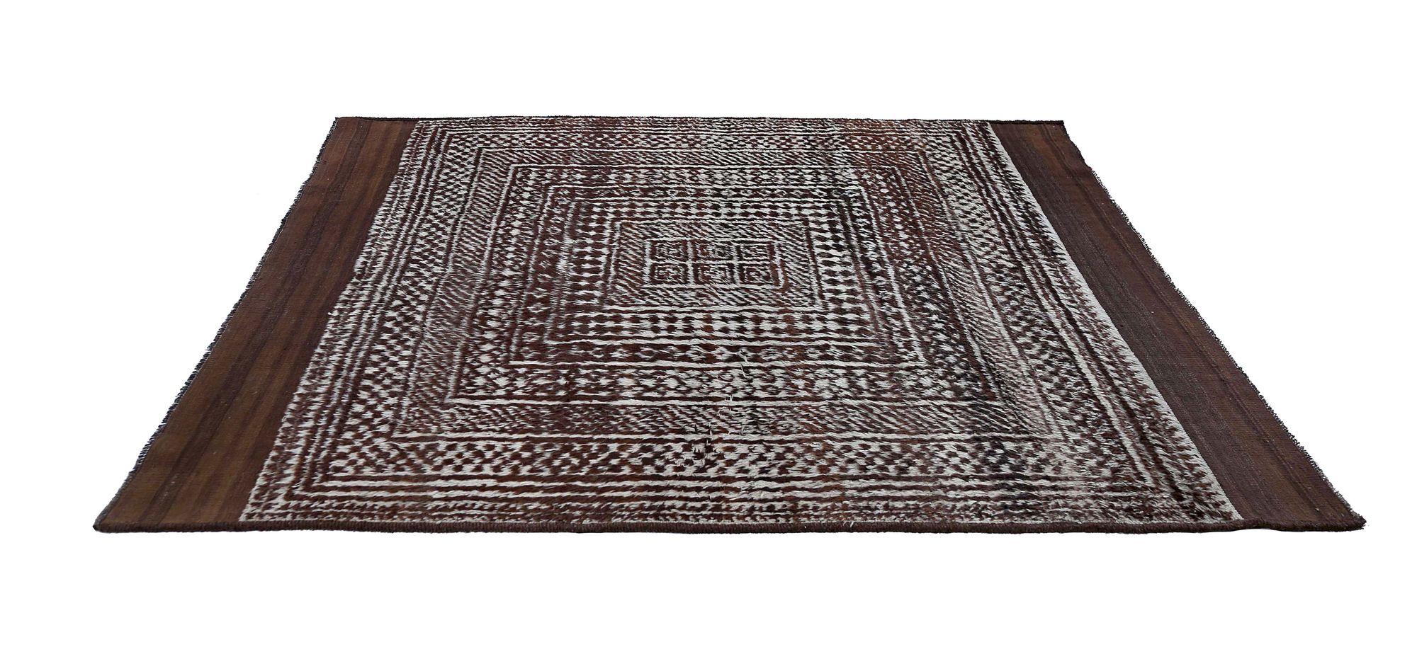 Entdecken Sie die Eleganz des persischen Gabbeh mit dem kleinen Teppich CIRCA 1940. Dieses exklusive Design aus Wolle und Braun ist perfekt, um Ihren Raum zu verschönern.
