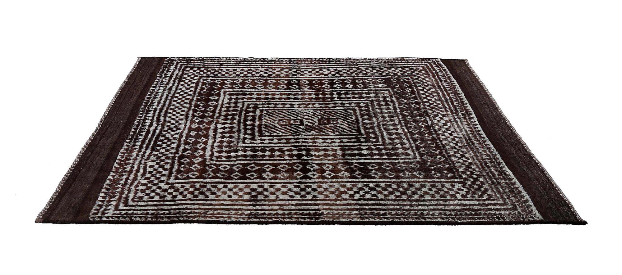 Entdecken Sie die Eleganz des persischen Gabbeh mit dem kleinen Teppich CIRCA 1940. Dieses exklusive Design aus Wolle und Braun ist perfekt, um Ihren Raum zu verschönern.