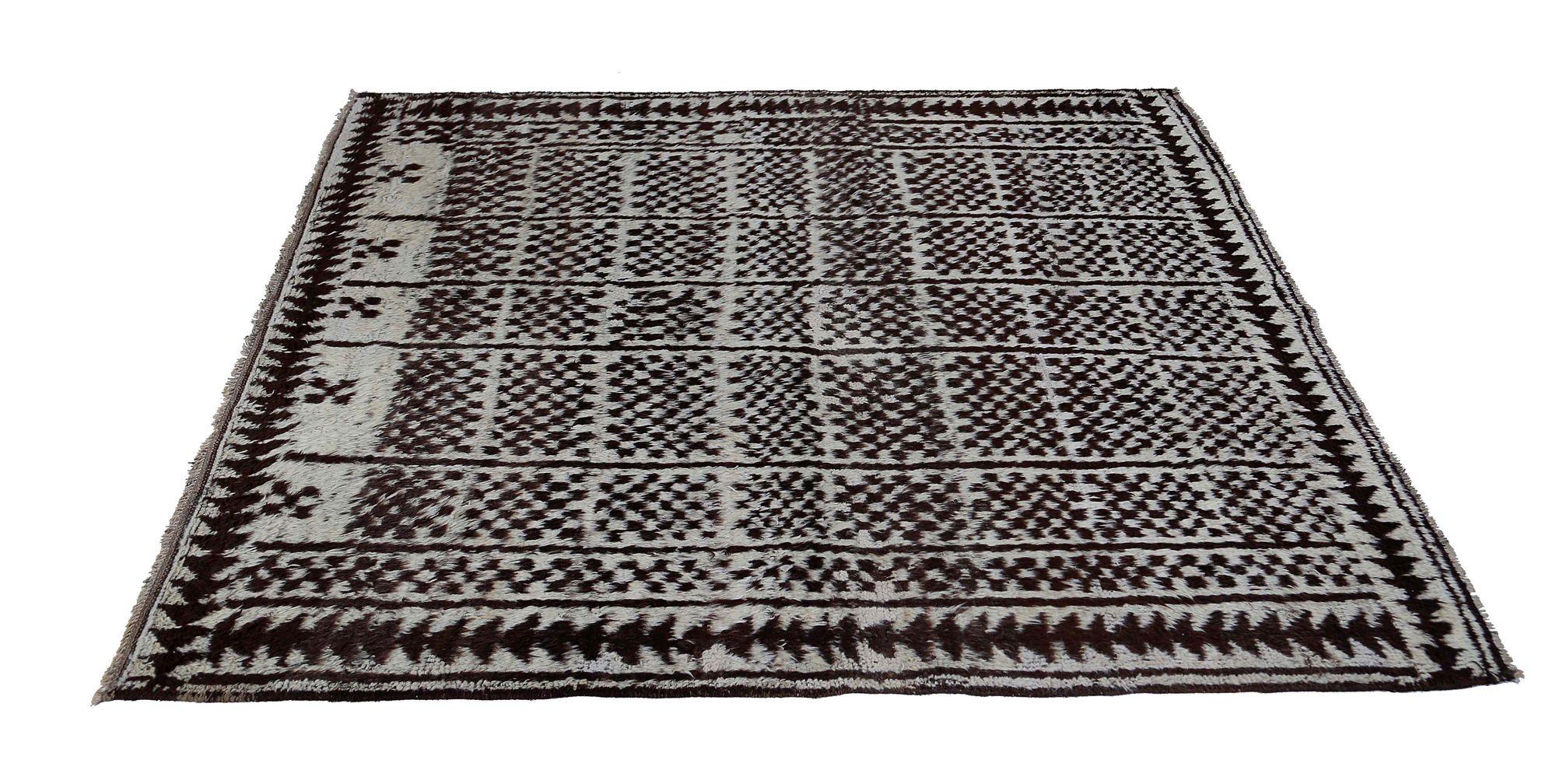Entdecken Sie die Eleganz des persischen Gabbeh mit dem kleinen Teppich CIRCA 1940. Dieses exklusive Design aus Wolle und Braun ist perfekt, um Ihren Raum zu verschönern.