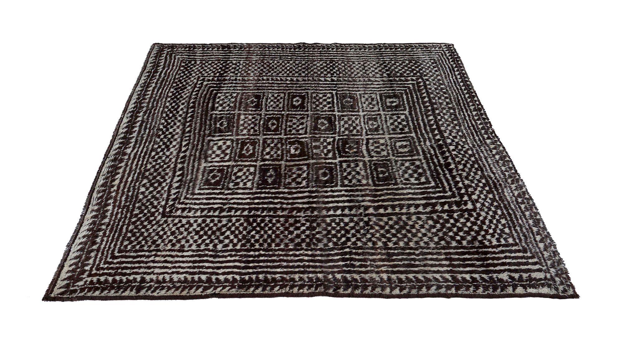 Entdecken Sie die Eleganz des persischen Gabbeh mit dem kleinen Teppich CIRCA 1940. Dieses exklusive Design aus Wolle und Braun ist perfekt, um Ihren Raum zu verschönern.
