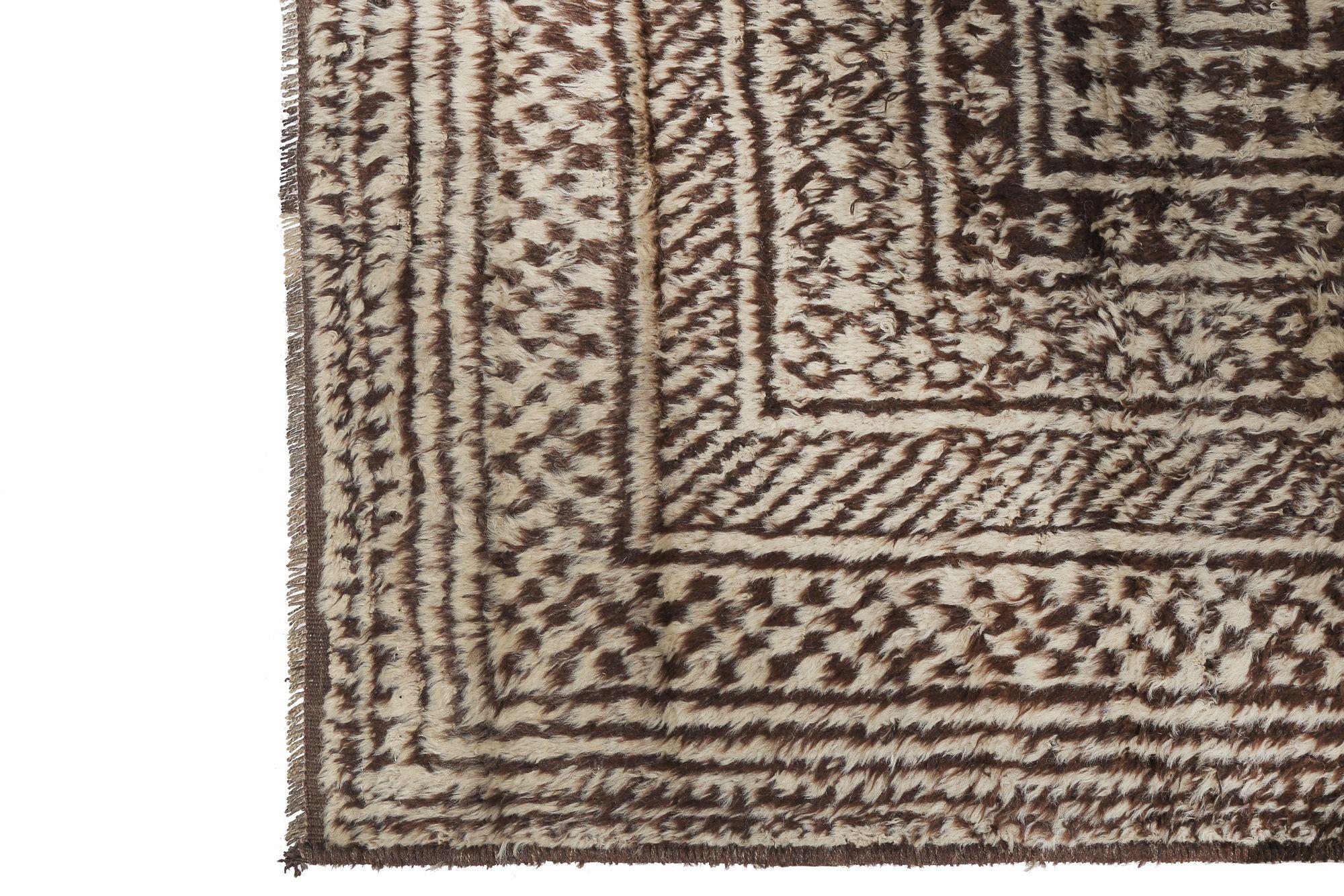 Entdecken Sie die Eleganz des persischen Gabbeh mit dem kleinen Teppich CIRCA 1940. Dieses exklusive Design aus Wolle und Braun ist perfekt, um Ihren Raum zu verschönern.