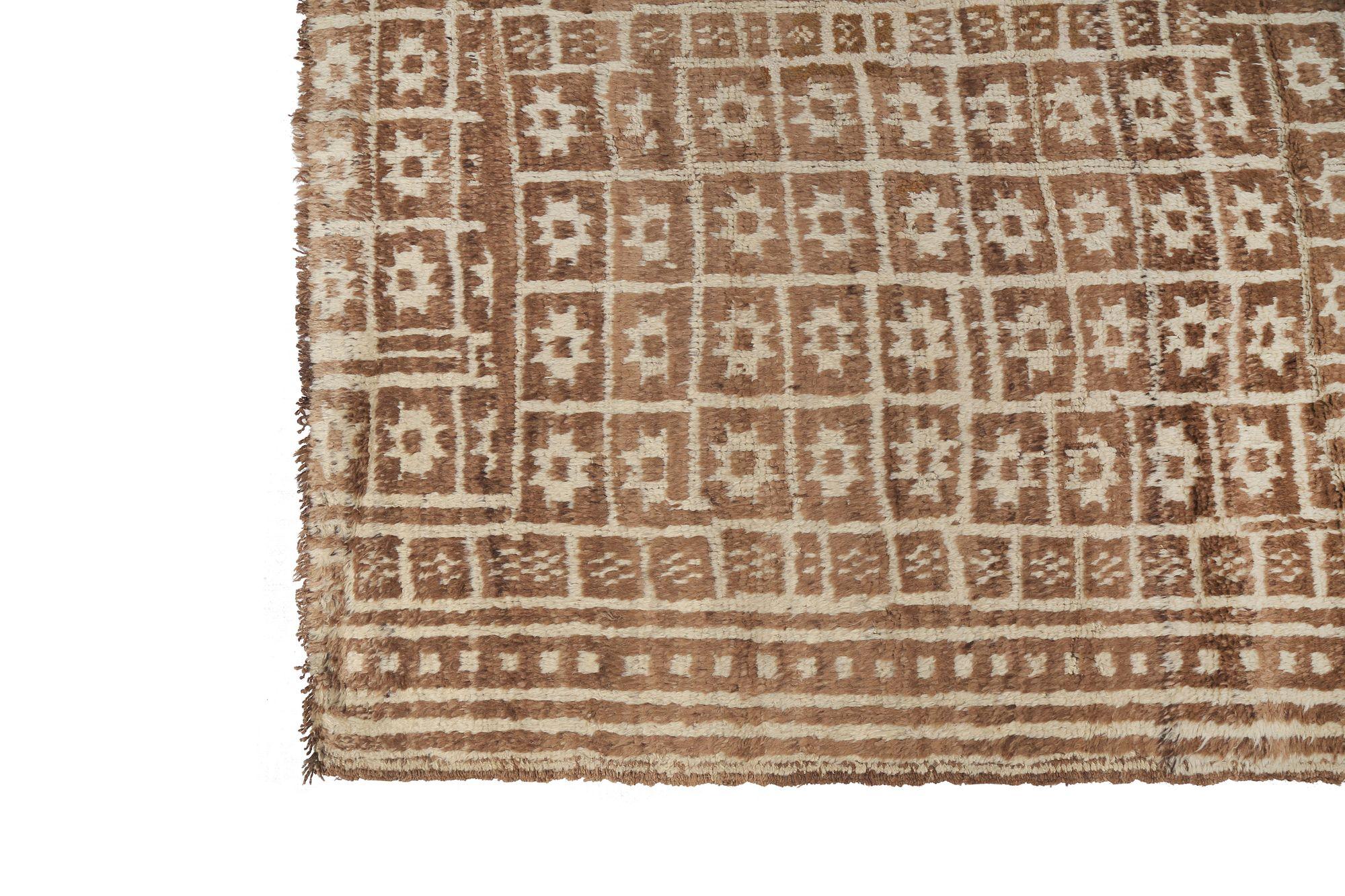Entdecken Sie die Eleganz des persischen Gabbeh mit dem kleinen Teppich CIRCA 1940. Dieses exklusive Design aus Wolle und Braun ist perfekt, um Ihren Raum zu verschönern.