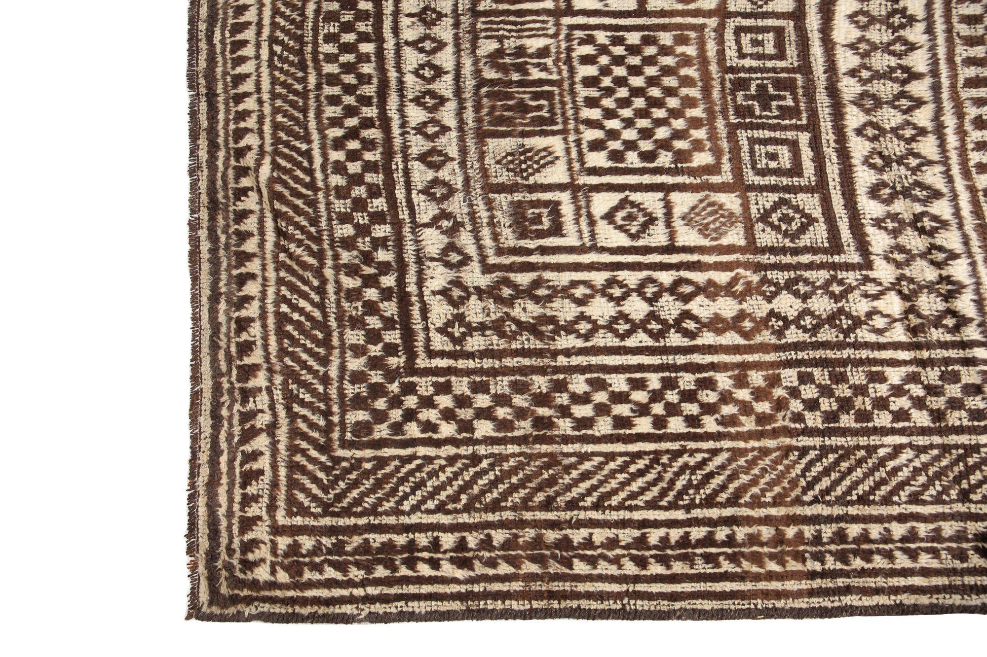 Entdecken Sie die Eleganz des persischen Gabbeh mit dem kleinen Teppich CIRCA 1940. Dieses exklusive Design aus Wolle und Braun ist perfekt, um Ihren Raum zu verschönern.