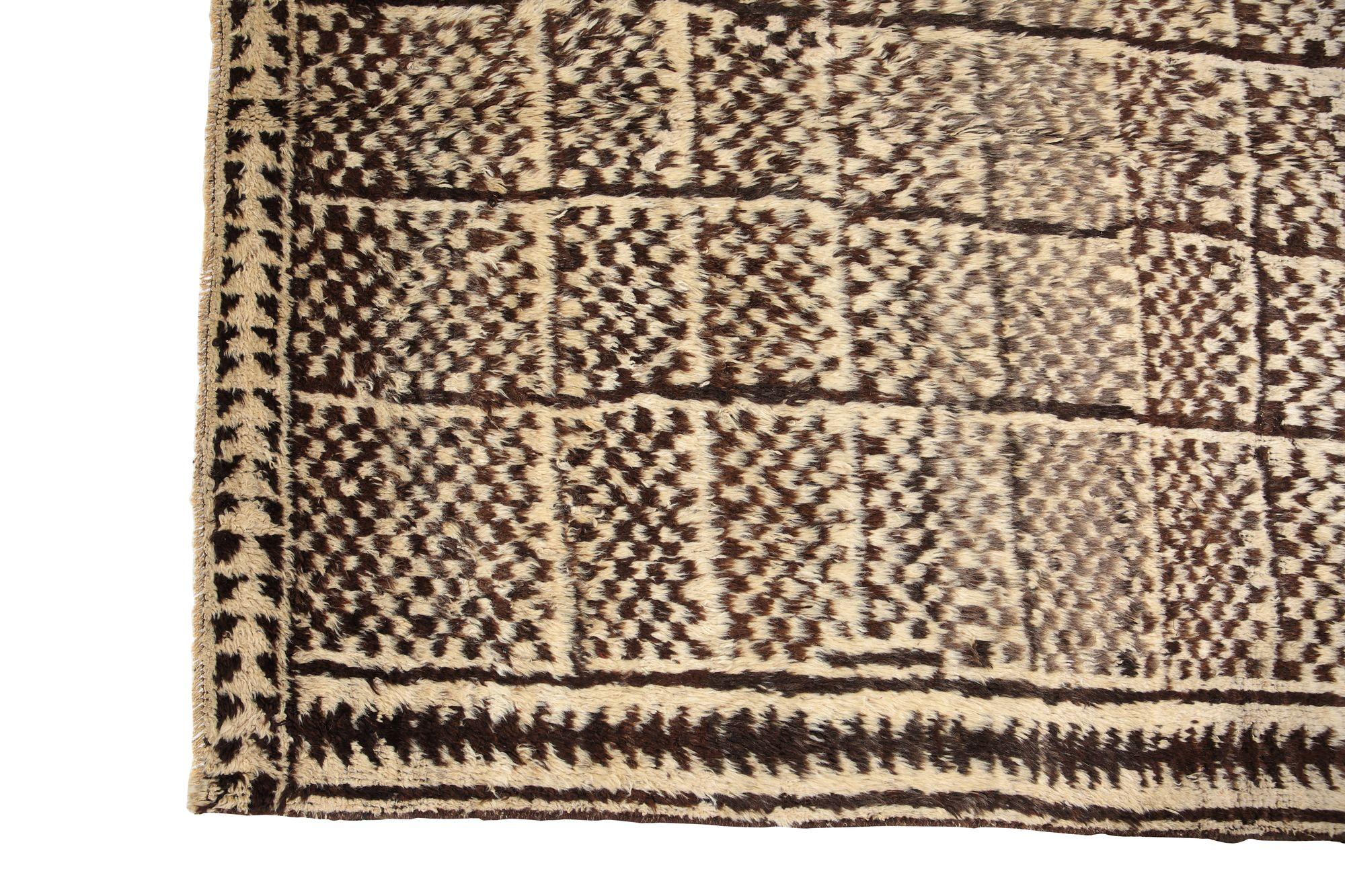 Entdecken Sie die Eleganz des persischen Gabbeh mit dem kleinen Teppich CIRCA 1940. Dieses exklusive Design aus Wolle und Braun ist perfekt, um Ihren Raum zu verschönern.