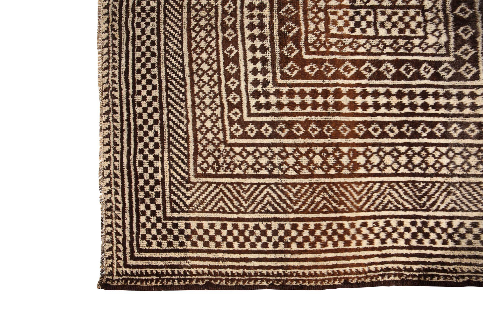 Entdecken Sie die Eleganz des persischen Gabbeh mit dem kleinen Teppich CIRCA 1940. Dieses exklusive Design aus Wolle und Braun ist perfekt, um Ihren Raum zu verschönern.