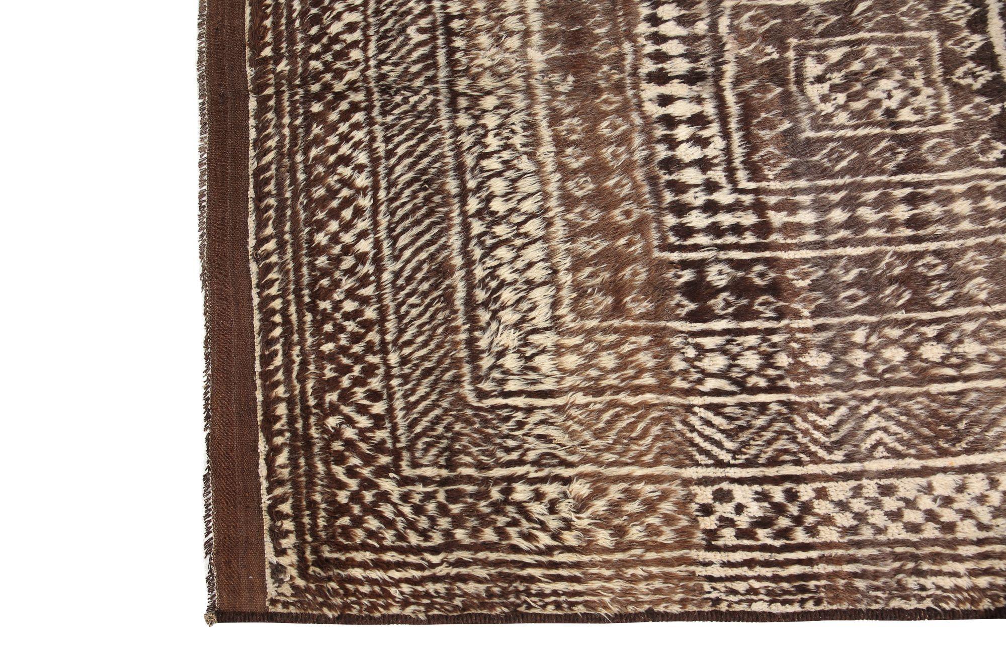 Entdecken Sie die Eleganz des persischen Gabbeh mit dem kleinen Teppich CIRCA 1940. Dieses exklusive Design aus Wolle und Braun ist perfekt, um Ihren Raum zu verschönern.