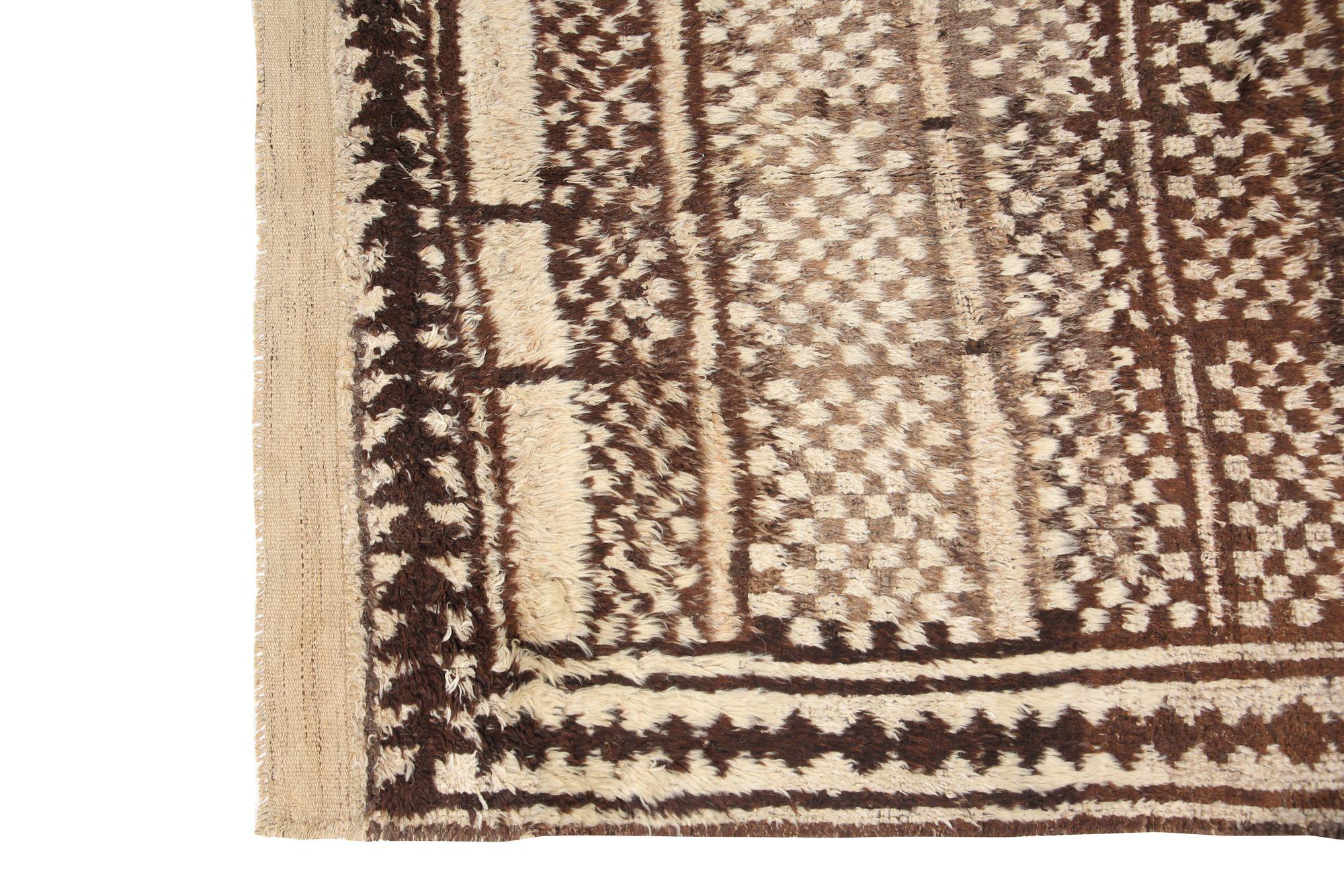 Entdecken Sie die Eleganz des persischen Gabbeh mit dem kleinen Teppich CIRCA 1940. Dieses exklusive Design aus Wolle und Braun ist perfekt, um Ihren Raum zu verschönern.