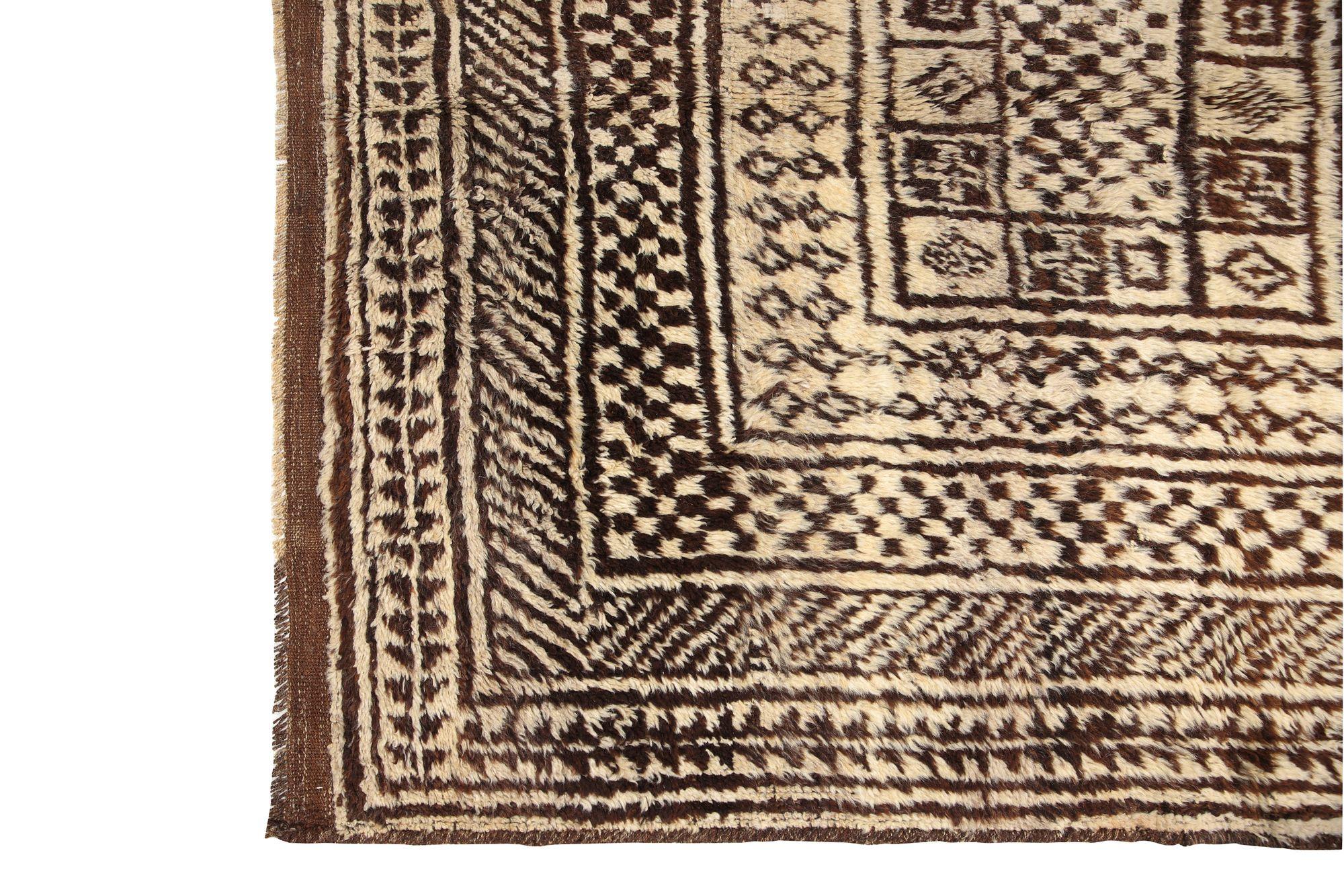 Entdecken Sie die Eleganz des persischen Gabbeh mit dem kleinen Teppich CIRCA 1940. Dieses exklusive Design aus Wolle und Braun ist perfekt, um Ihren Raum zu verschönern.