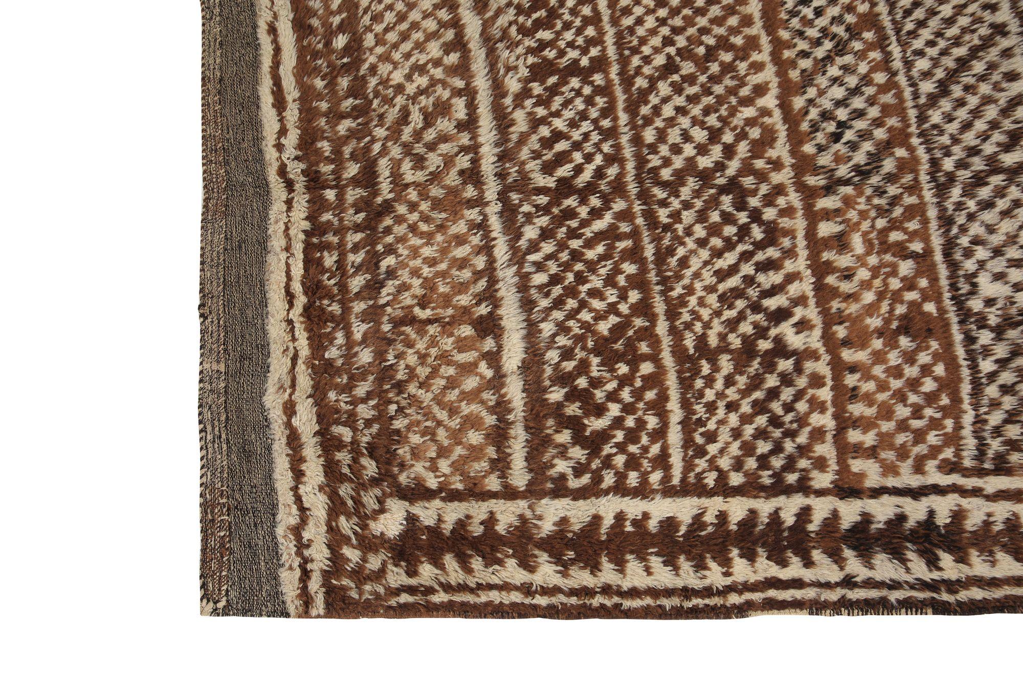 Entdecken Sie die Eleganz des persischen Gabbeh mit dem kleinen Teppich CIRCA 1940. Dieses exklusive Design aus Wolle und Braun ist perfekt, um Ihren Raum zu verschönern.