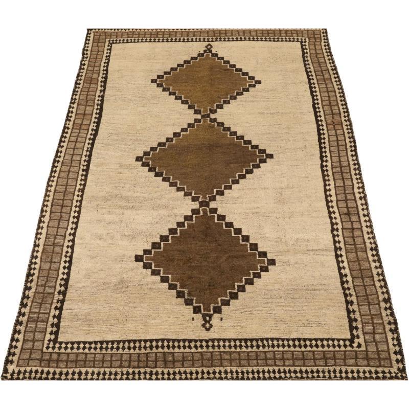 Scopri l'eleganza del tappeto persiano Gabbeh di piccole dimensioni CIRCA 1990. Progettato in lana e marrone-avorio, questo design esclusivo è perfetto per valorizzare il tuo spazio.
