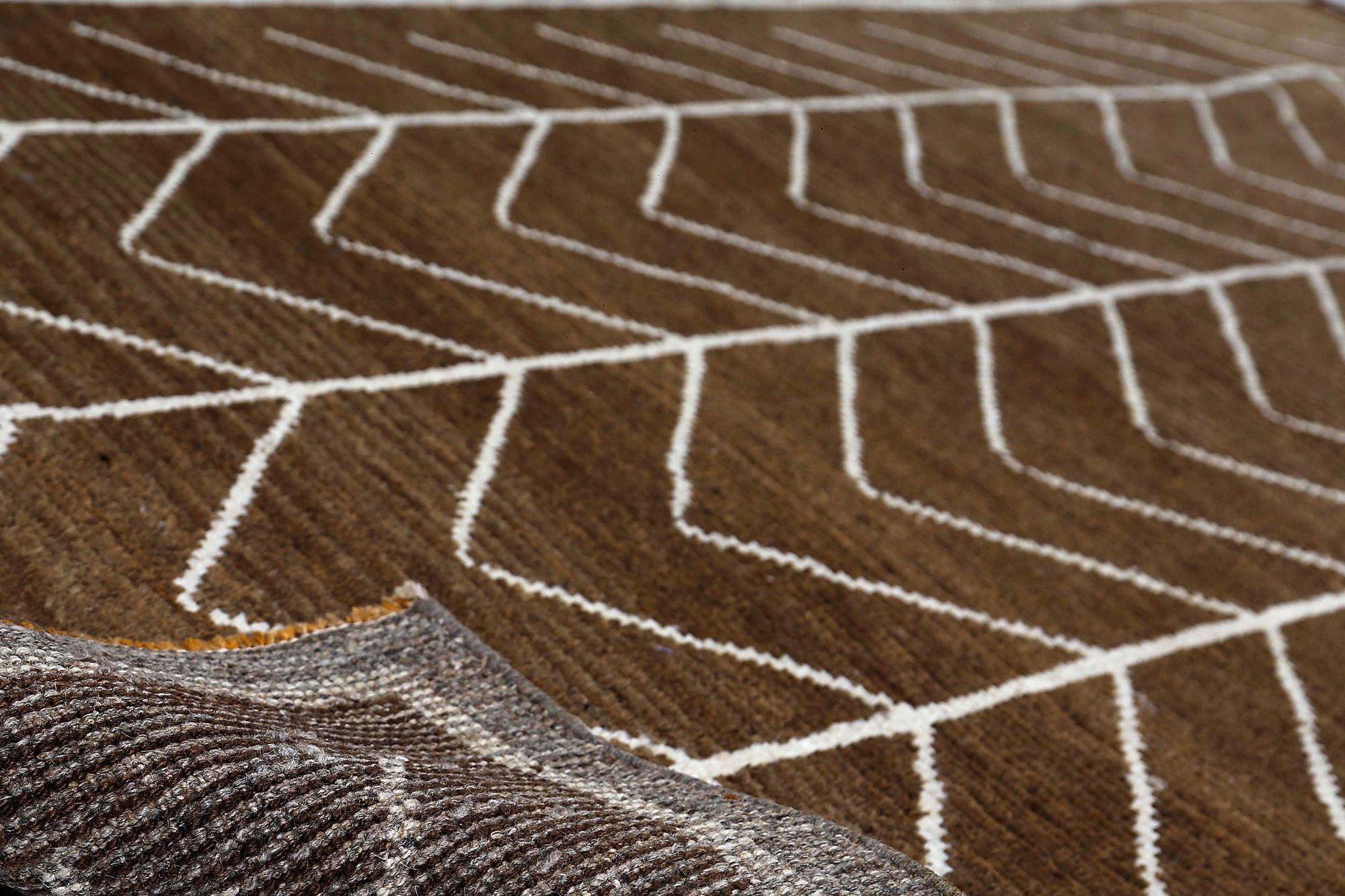 Entdecken Sie die Eleganz des persischen Gabbeh mit dem kleinen Teppich CIRCA 1910. Dieses exklusive Design aus Wolle und Braun-Elfenbein ist perfekt, um Ihren Raum zu verschönern.