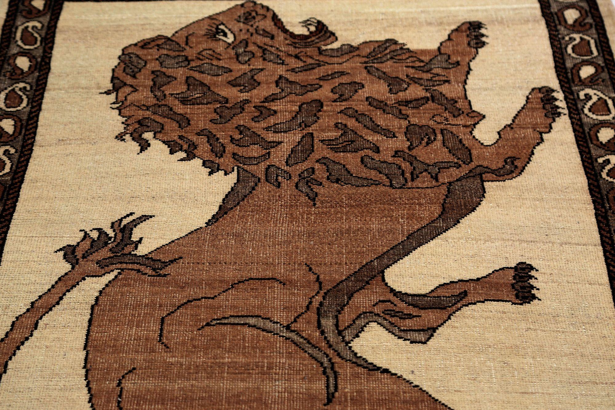 Entdecken Sie die Eleganz des persischen Gabbeh mit dem kleinen Teppich CIRCA 1910. Dieses exklusive Design aus Wolle und Braun-Elfenbein ist perfekt, um Ihren Raum zu verschönern.