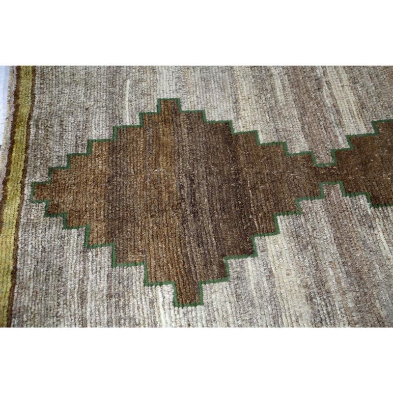 Scopri l'eleganza del tappeto persiano Gabbeh di piccole dimensioni CIRCA 1940. Progettato in lana e marrone-avorio, questo design esclusivo è perfetto per valorizzare il tuo spazio.
