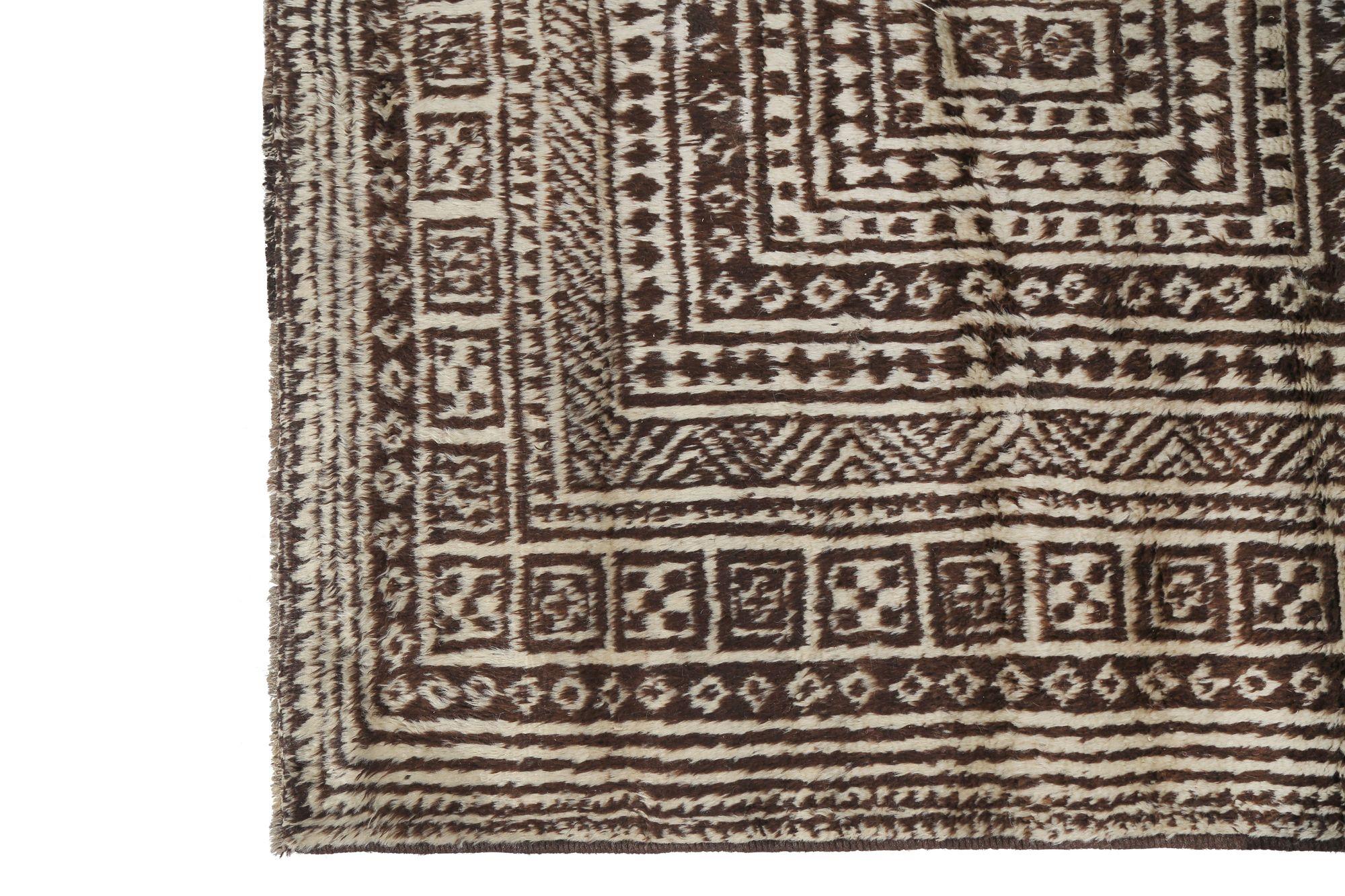 Scopri l'eleganza del tappeto persiano Gabbeh di piccole dimensioni CIRCA 1940. Progettato in lana e marrone-avorio, questo design esclusivo è perfetto per valorizzare il tuo spazio.