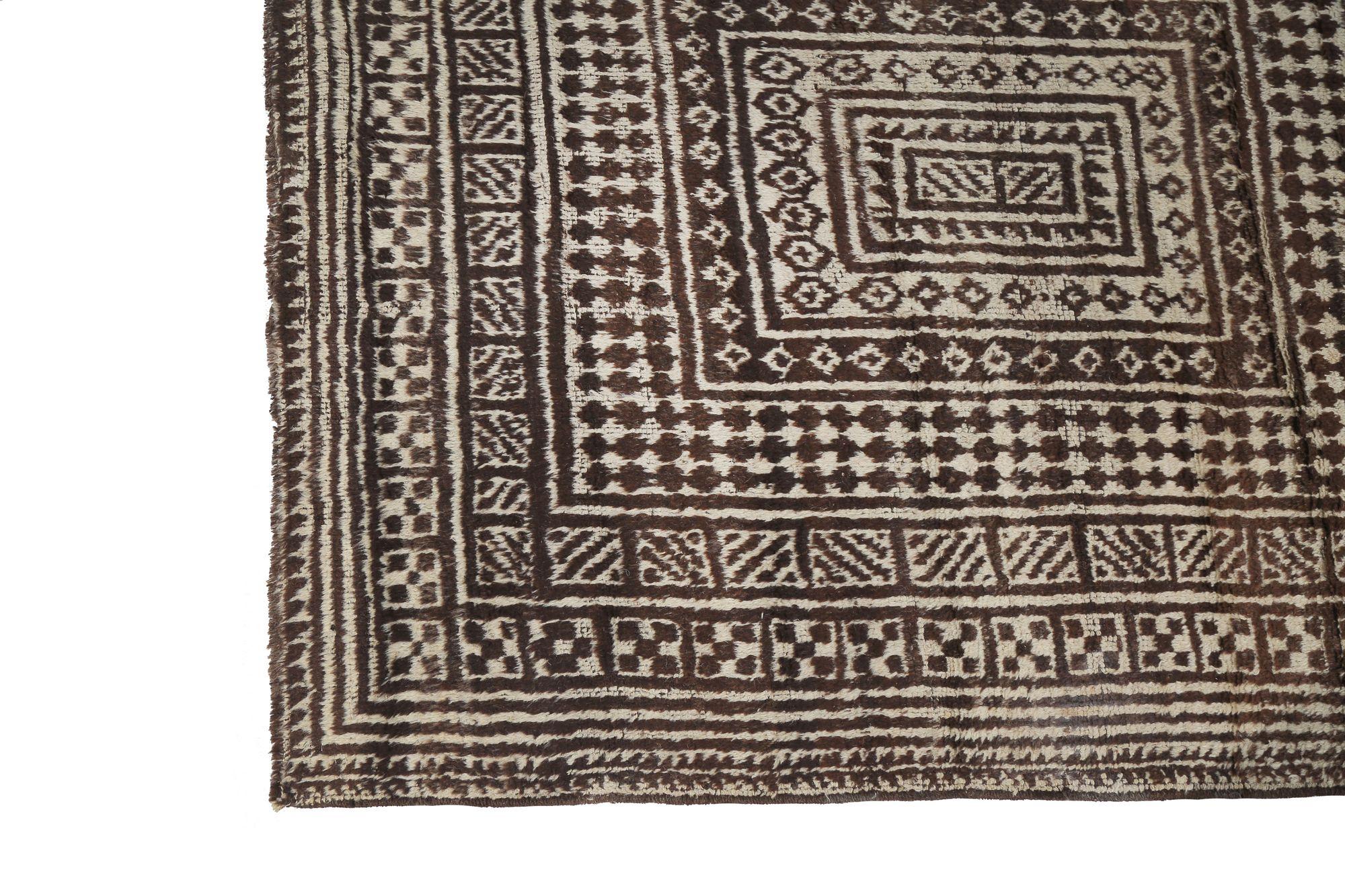 Scopri l'eleganza del tappeto persiano Gabbeh di piccole dimensioni CIRCA 1940. Progettato in lana e marrone-avorio, questo design esclusivo è perfetto per valorizzare il tuo spazio.