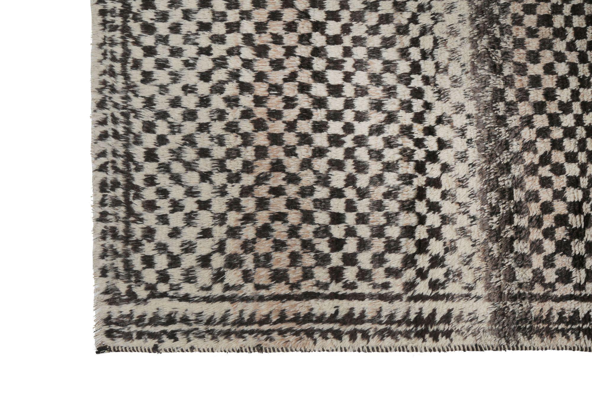 Scopri l'eleganza del tappeto persiano Gabbeh di piccole dimensioni CIRCA 1940. Progettato in lana e marrone-avorio, questo design esclusivo è perfetto per valorizzare il tuo spazio.