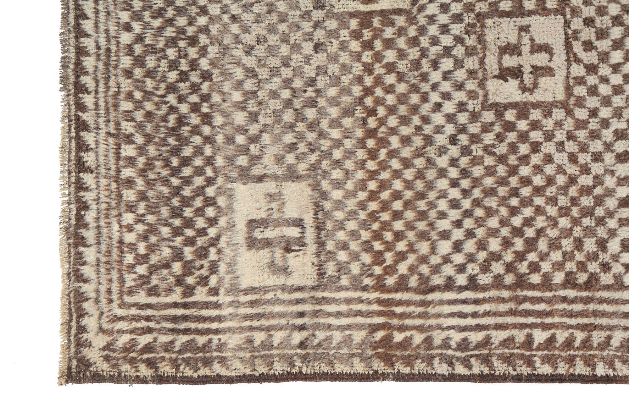 Entdecken Sie die Eleganz des persischen Gabbeh mit dem kleinen Teppich CIRCA 1940. Dieses exklusive Design aus Wolle und Braun-Elfenbein ist perfekt, um Ihren Raum zu verschönern.