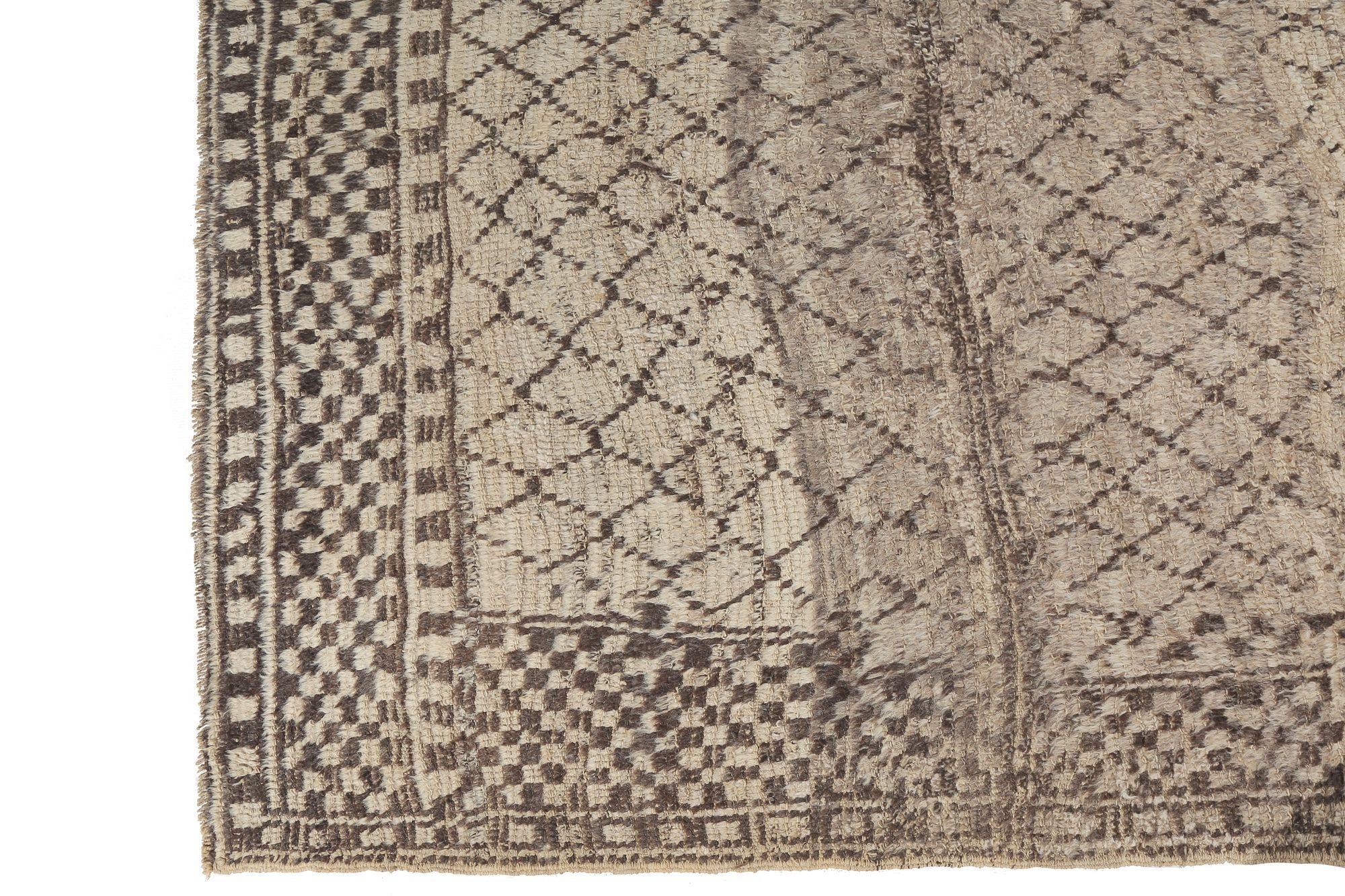 Scopri l'eleganza del tappeto persiano Gabbeh di piccole dimensioni CIRCA 1940. Progettato in lana e marrone-avorio, questo design esclusivo è perfetto per valorizzare il tuo spazio.
