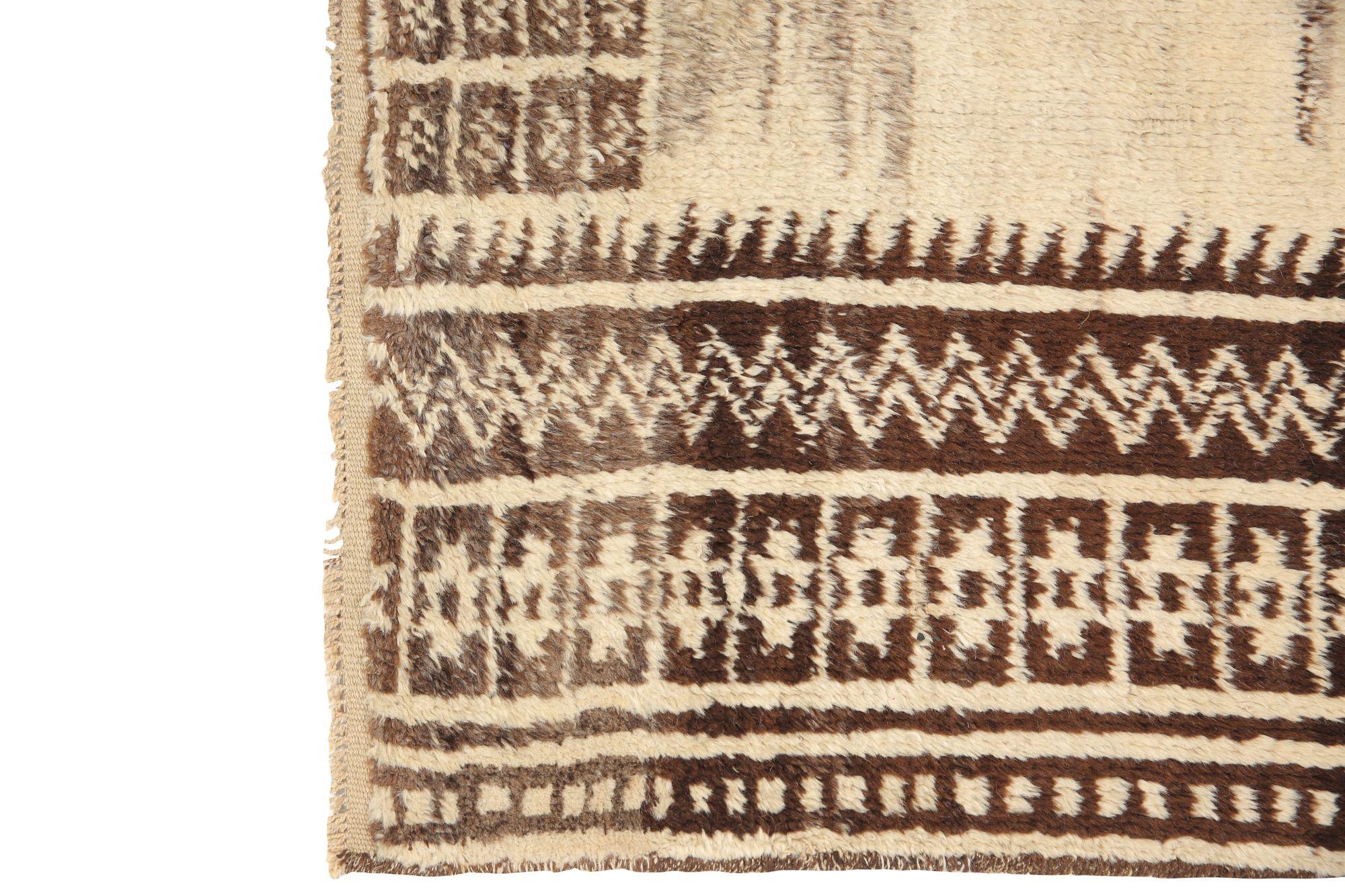 Scopri l'eleganza del tappeto persiano Gabbeh di piccole dimensioni CIRCA 1940. Progettato in lana e marrone-avorio, questo design esclusivo è perfetto per valorizzare il tuo spazio.