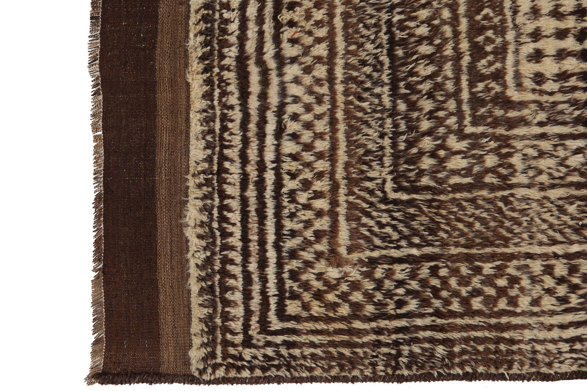 Scopri l'eleganza del tappeto persiano Gabbeh di piccole dimensioni CIRCA 1940. Progettato in lana e marrone-avorio, questo design esclusivo è perfetto per valorizzare il tuo spazio.