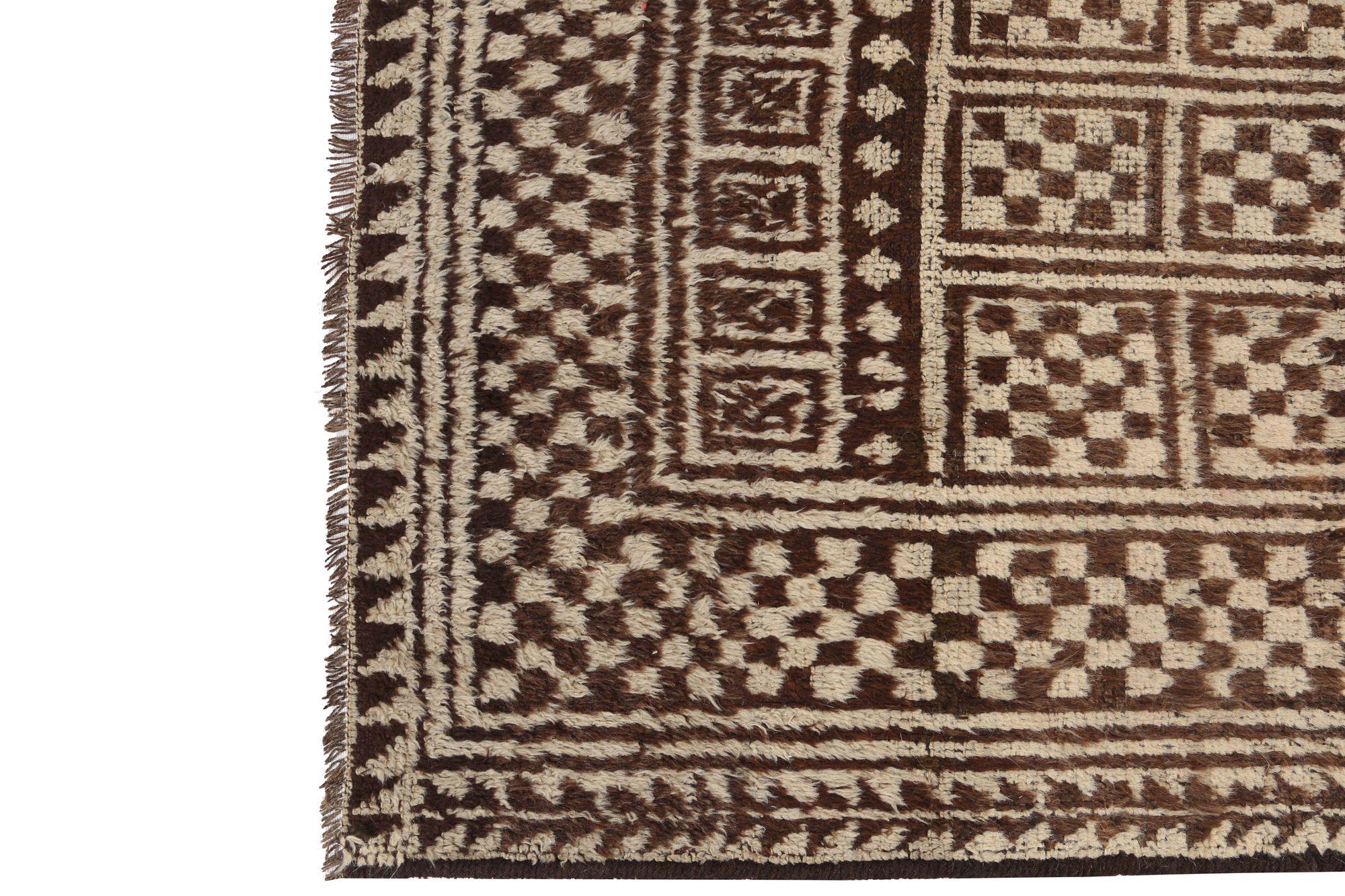 Scopri l'eleganza del tappeto persiano Gabbeh di piccole dimensioni CIRCA 1940. Progettato in lana e marrone-avorio, questo design esclusivo è perfetto per valorizzare il tuo spazio.