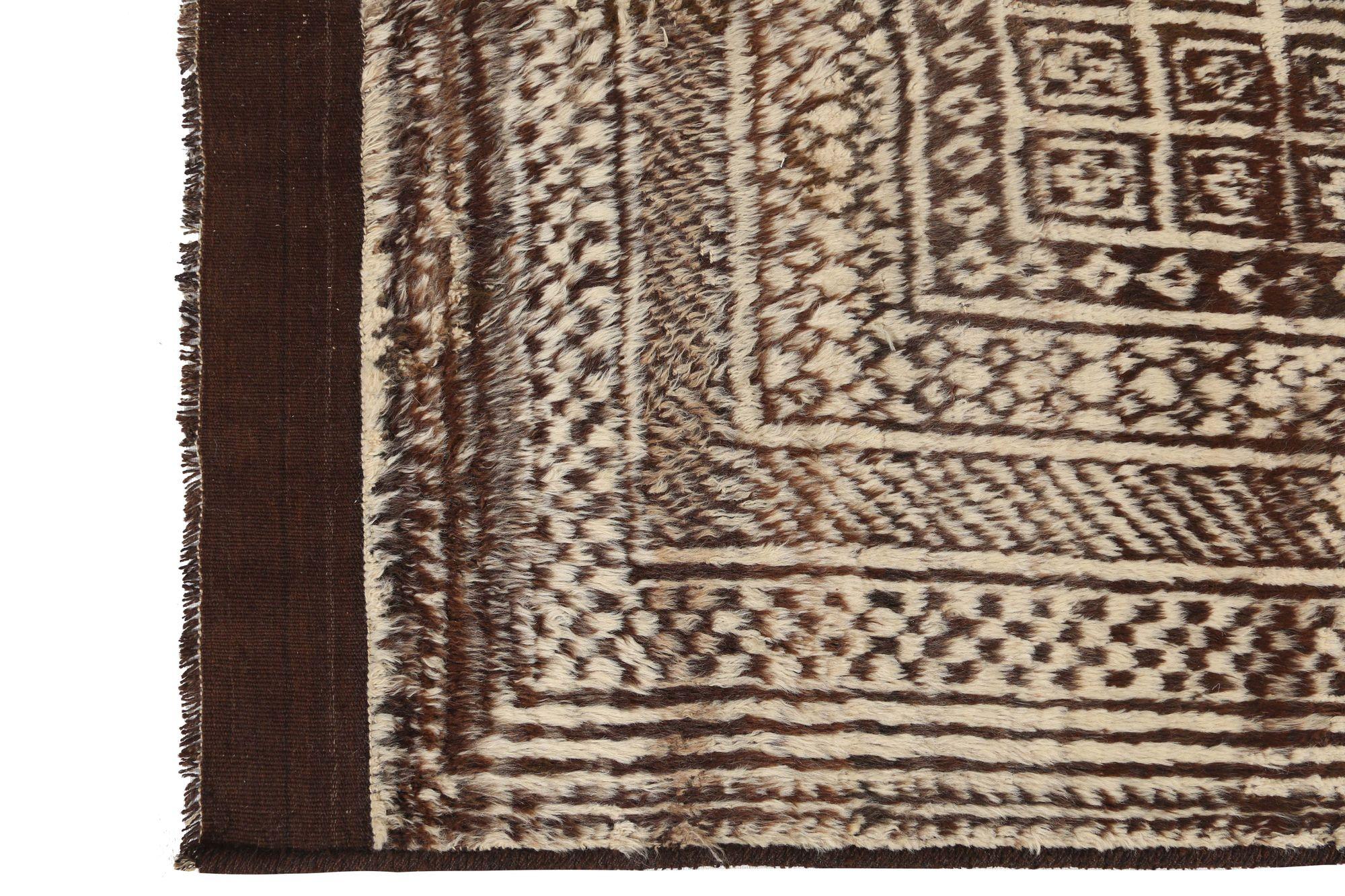 Scopri l'eleganza del tappeto persiano Gabbeh di piccole dimensioni CIRCA 1940. Progettato in lana e marrone-avorio, questo design esclusivo è perfetto per valorizzare il tuo spazio.