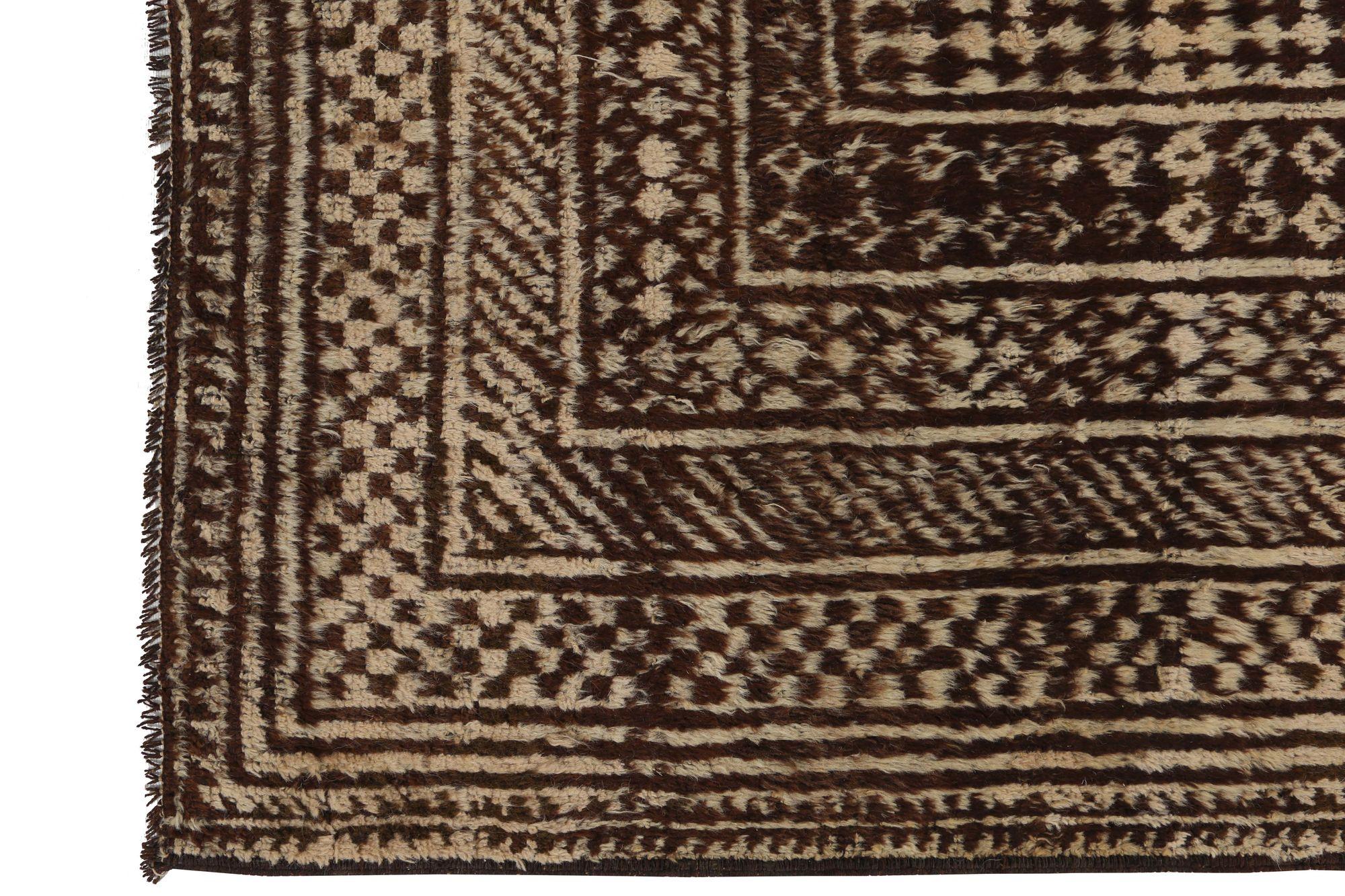 Scopri l'eleganza del tappeto persiano Gabbeh di piccole dimensioni CIRCA 1940. Progettato in lana e marrone-avorio, questo design esclusivo è perfetto per valorizzare il tuo spazio.
