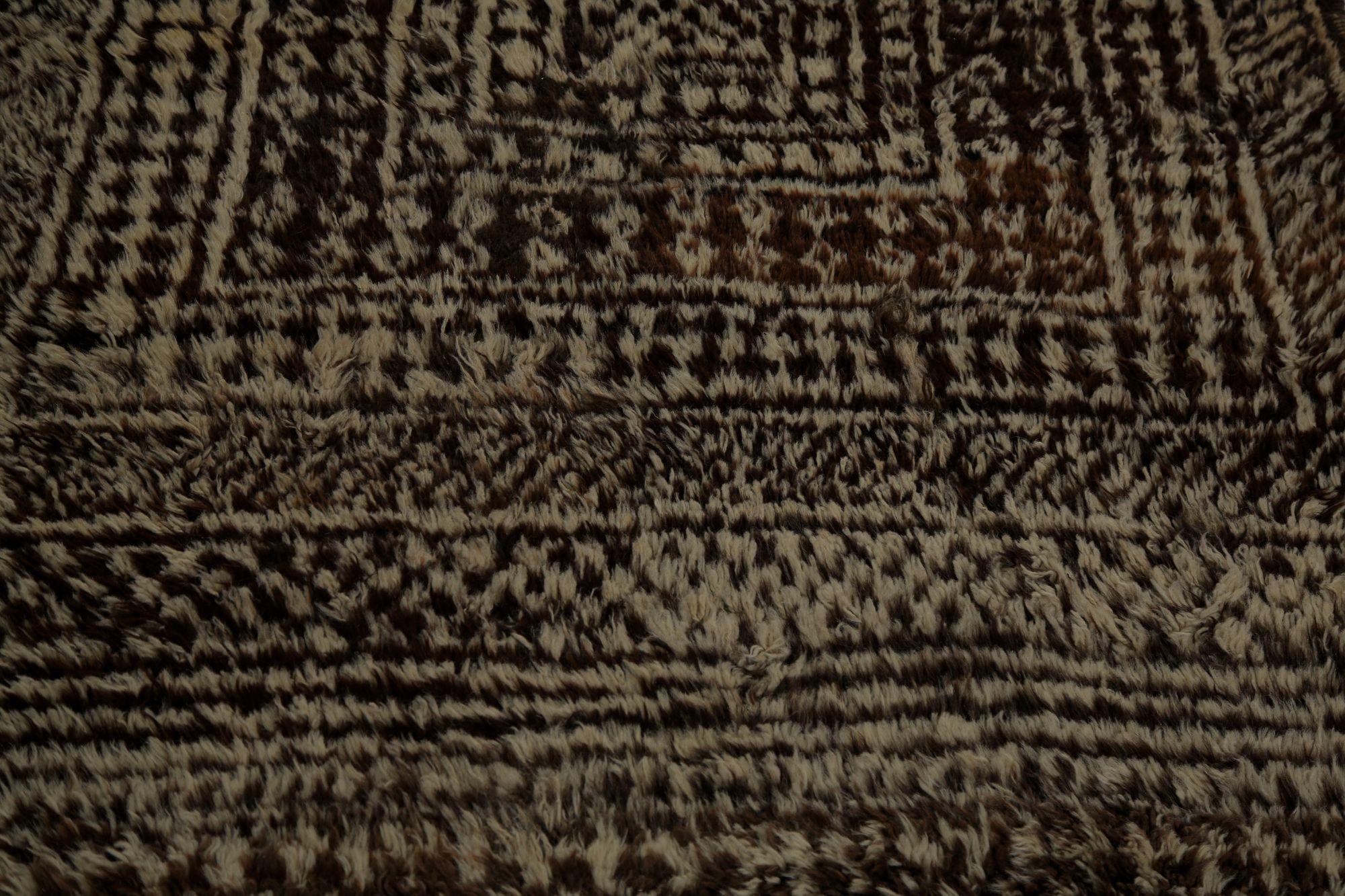 Scopri l'eleganza del tappeto persiano Gabbeh di piccole dimensioni CIRCA 1940. Progettato in lana e marrone-avorio, questo design esclusivo è perfetto per valorizzare il tuo spazio.