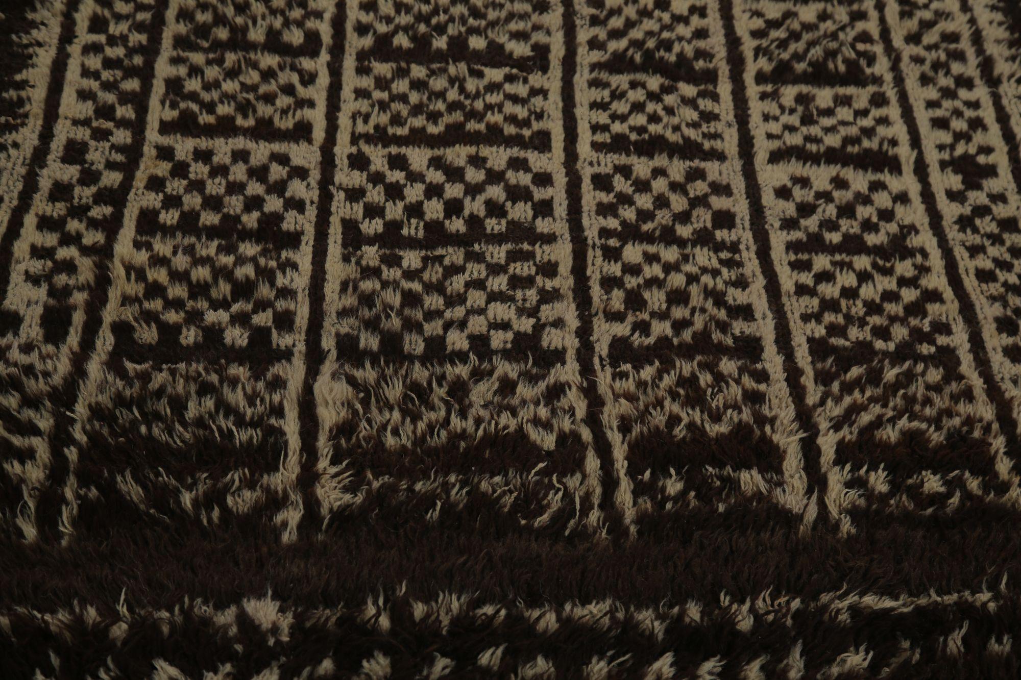 Entdecken Sie die Eleganz des persischen Gabbeh mit dem kleinen Teppich CIRCA 1940. Dieses exklusive Design aus Wolle und Braun-Elfenbein ist perfekt, um Ihren Raum zu verschönern.