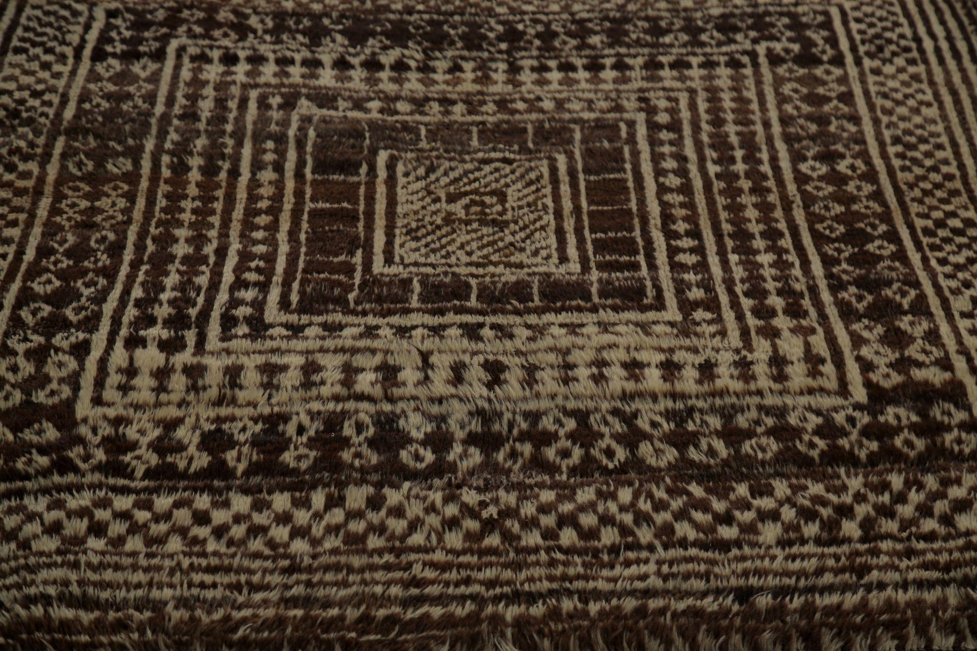 Scopri l'eleganza del tappeto persiano Gabbeh di piccole dimensioni CIRCA 1940. Progettato in lana e marrone-avorio, questo design esclusivo è perfetto per valorizzare il tuo spazio.