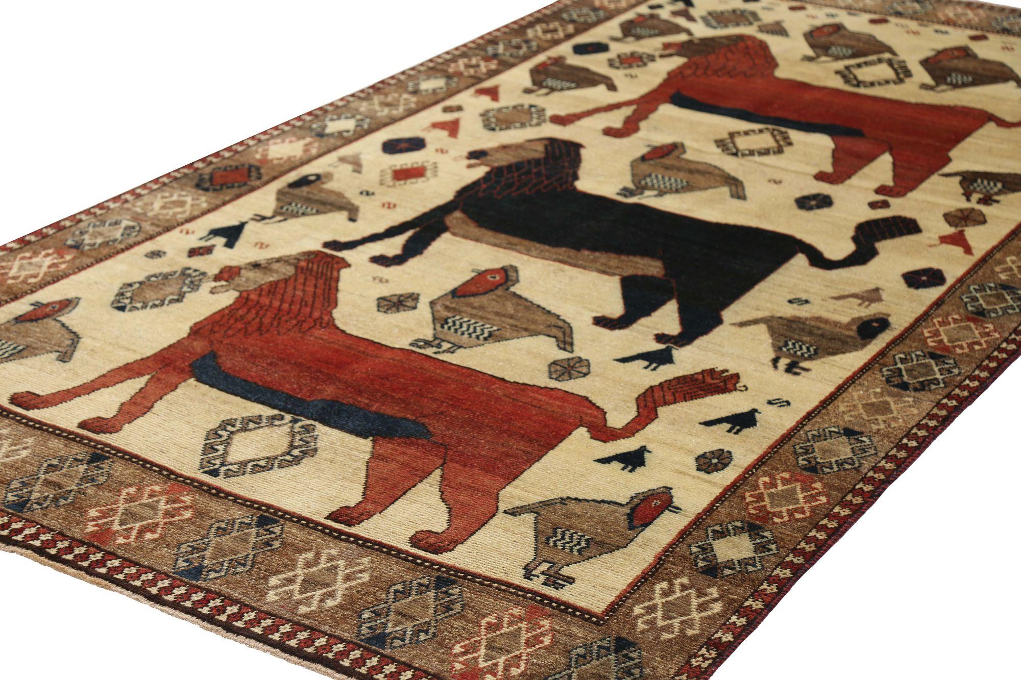 Entdecken Sie die Eleganz des persischen Gabbeh mit dem kleinen Teppich CIRCA 1910. Dieses exklusive Design aus Wolle und Braun-Elfenbein-Rot ist perfekt, um Ihren Raum zu verschönern.