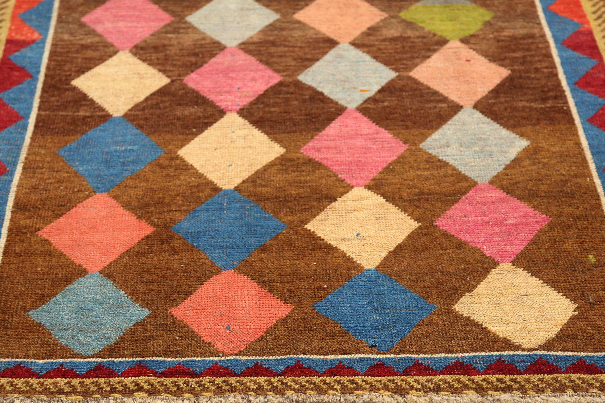 Entdecken Sie die Eleganz des persischen Gabbeh mit dem kleinen Teppich CIRCA 1910. Dieses exklusive Design aus Wolle und BraunRosaRotGelb ist perfekt, um Ihren Raum zu verschönern.