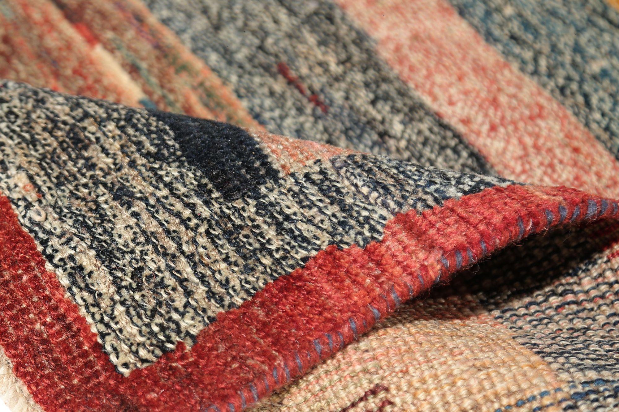 Entdecken Sie die Eleganz des persischen Gabbeh mit dem kleinen Teppich CIRCA 1910. Dieses exklusive Design aus Wolle und GrayGreenOrangePinkRed ist perfekt, um Ihren Raum zu verschönern.