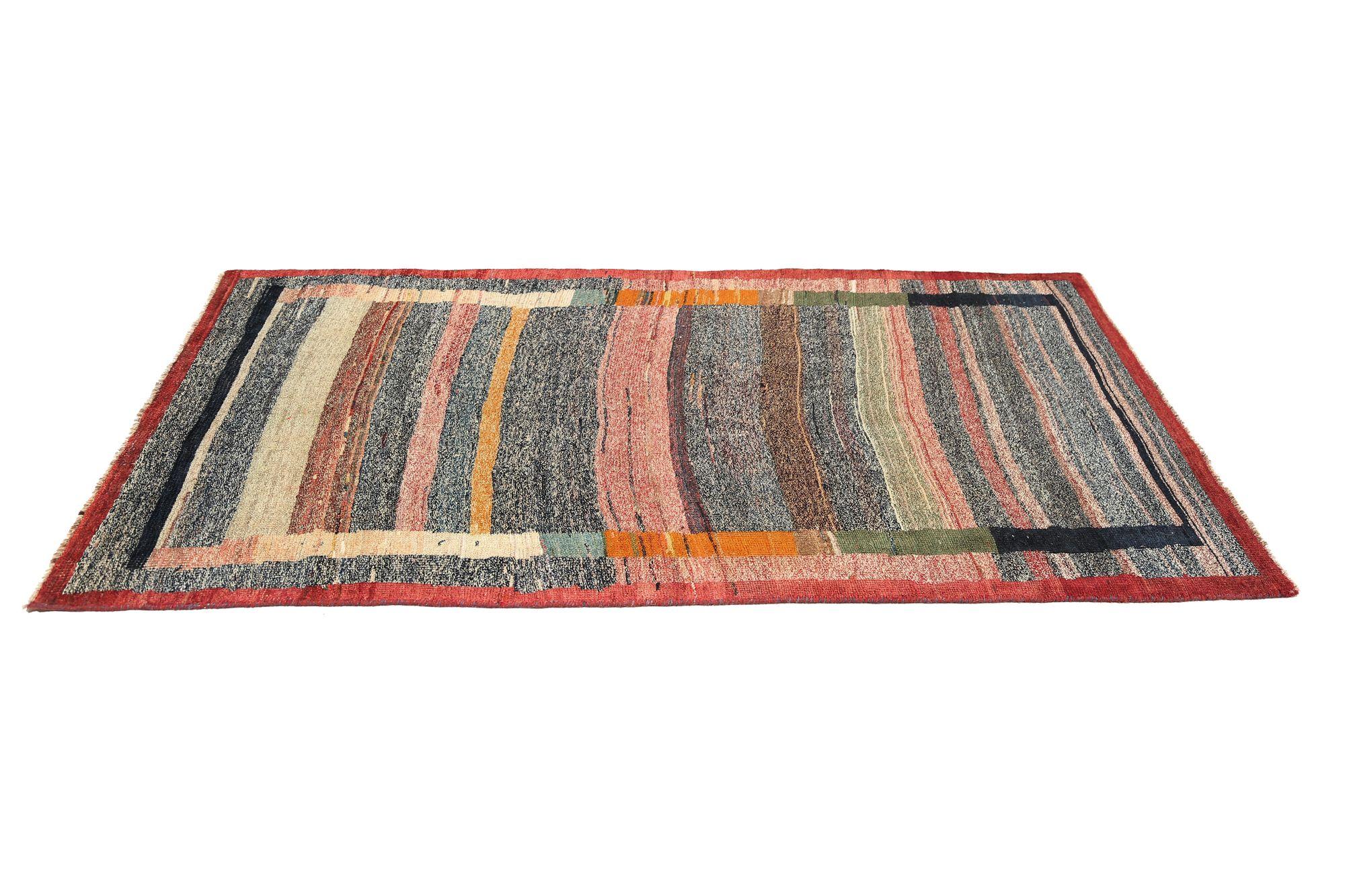 Persischer Gabbeh Kleiner Teppich aus Wolle in Grau, Grün, Orange, Rosa und Rot - 97683 im Zustand „Hervorragend“ im Angebot in Dallas, TX