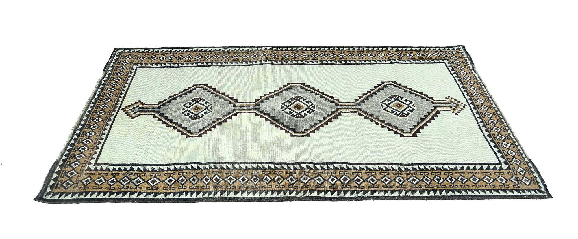 Entdecken Sie die Eleganz des persischen Gabbeh mit dem kleinen Teppich CIRCA 1940. Dieses exklusive Design aus Wolle und Grau-Elfenbein-Gelb ist perfekt, um Ihren Raum zu verschönern.