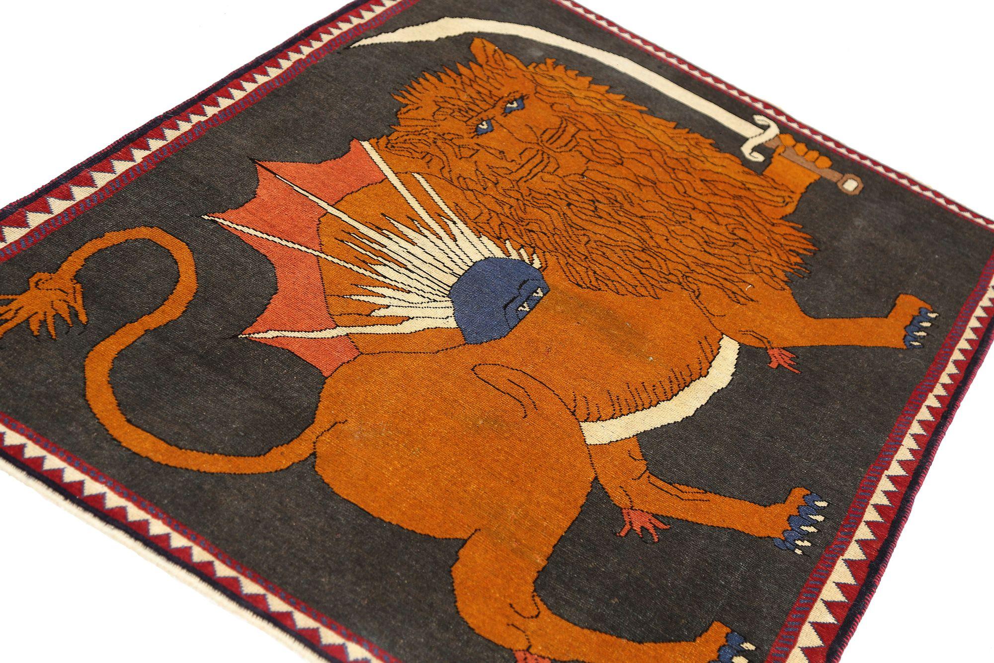 Découvrez l'élégance du petit tapis persan Gabbeh de Circa 1940. Conçu avec de la laine et du Design/One, ce design exclusif est parfait pour mettre en valeur votre espace.