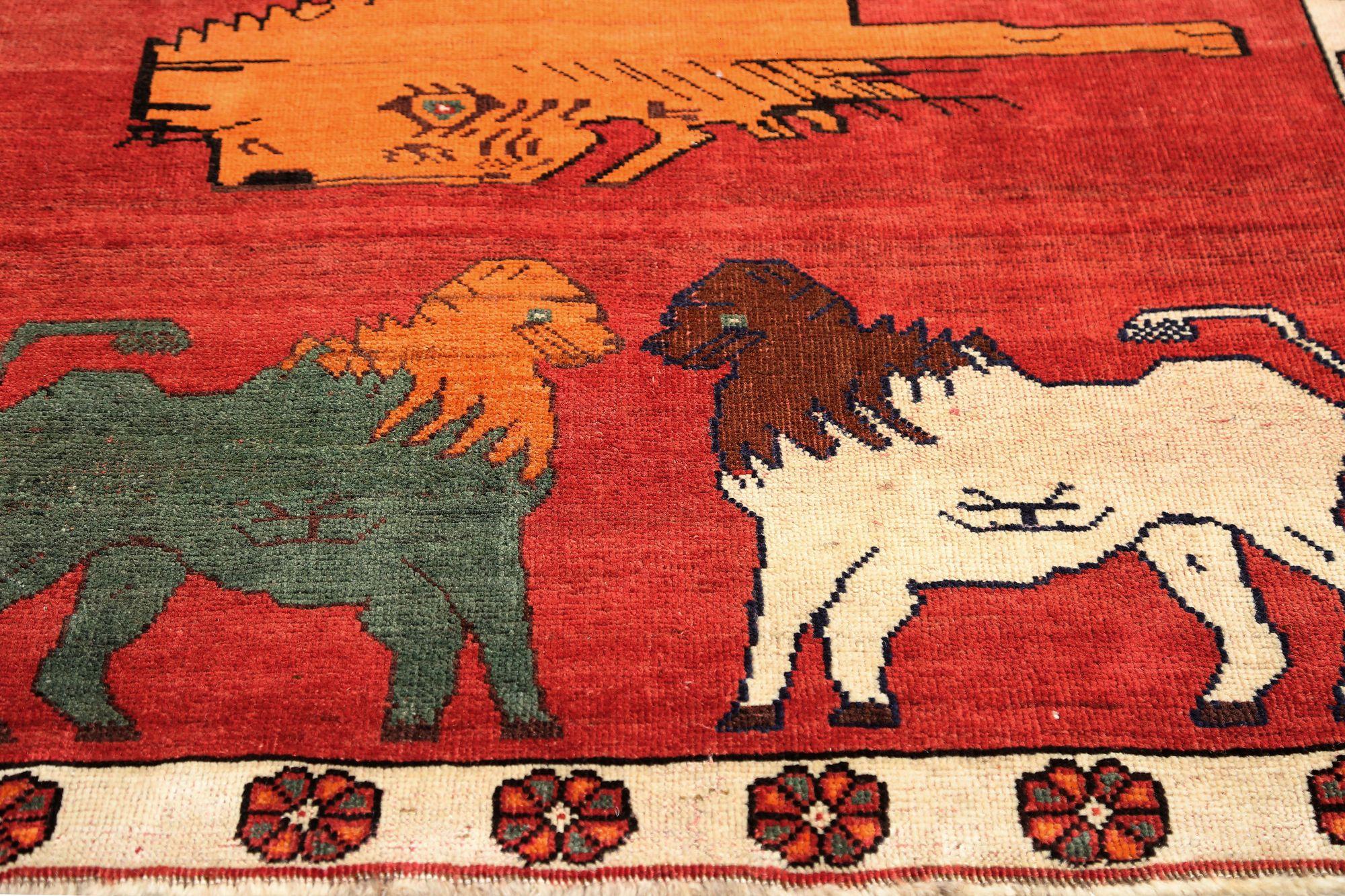 Entdecken Sie die Eleganz des persischen Gabbeh mit dem kleinen Teppich CIRCA 1910. Mit Wolle und GreenOrangeRed entworfen, ist dieses exklusive Design perfekt, um Ihren Raum zu verschönern.