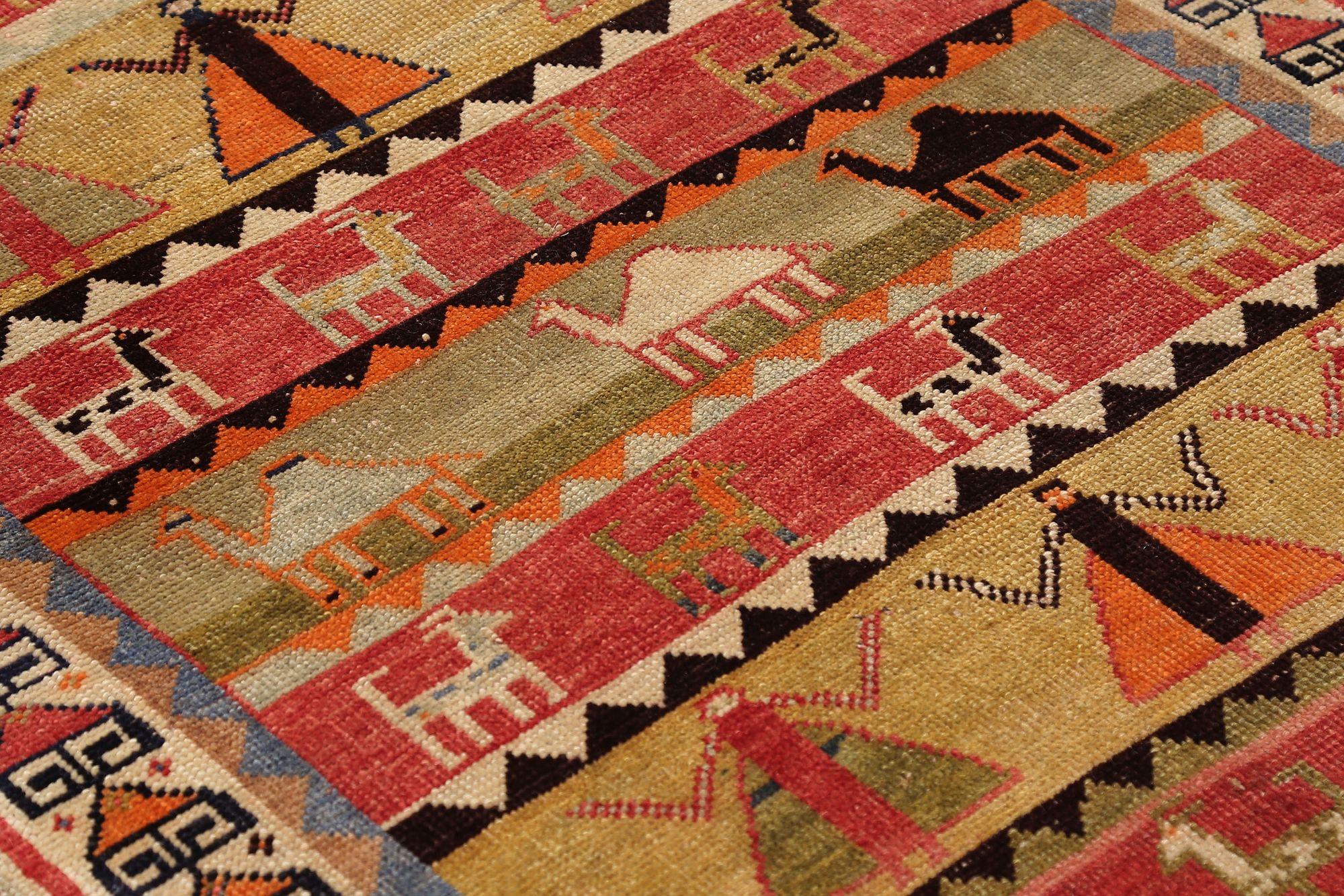 Entdecken Sie die Eleganz des persischen Gabbeh mit dem kleinen Teppich CIRCA 1910. Dieses exklusive Design aus Wolle und GrünRotGelb ist perfekt, um Ihren Raum zu verschönern.