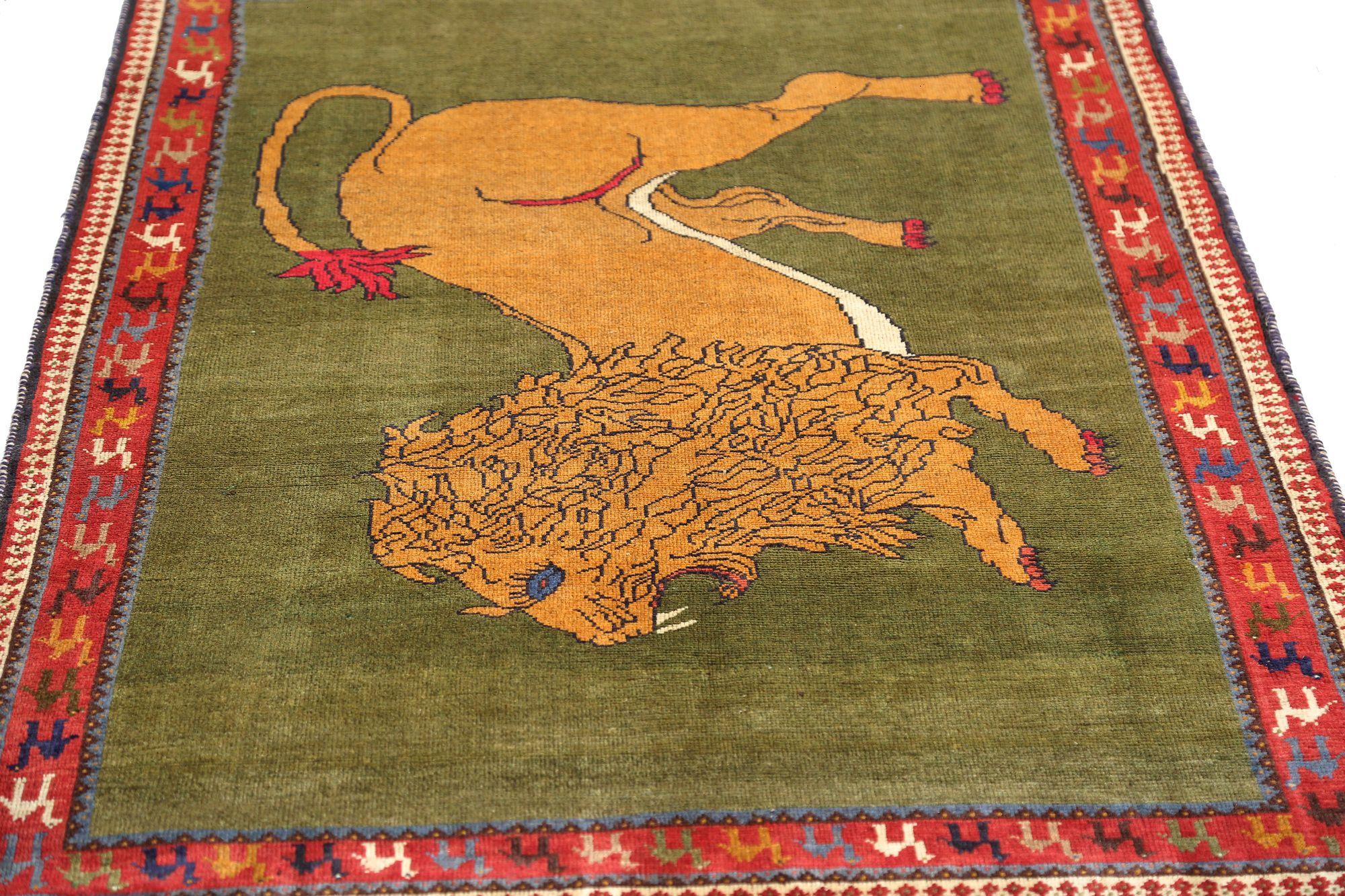 Entdecken Sie die Eleganz des persischen Gabbeh mit dem kleinen Teppich CIRCA 1910. Dieses exklusive Design aus Wolle und GreenYellow ist perfekt, um Ihren Raum zu verschönern.