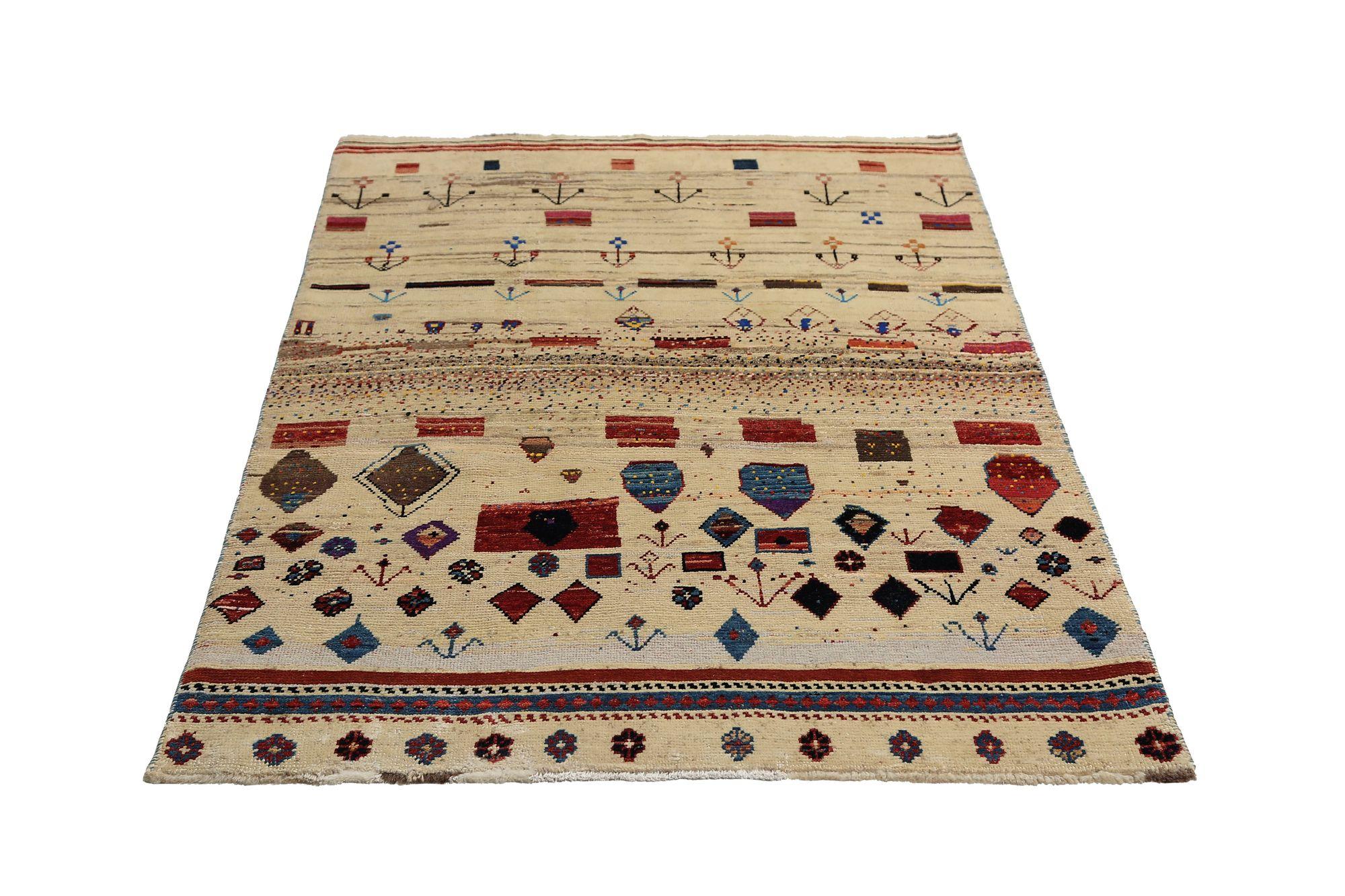 Scopri l'eleganza del tappeto persiano Gabbeh di piccole dimensioni CIRCA 1940. Progettato con lana e avorio, questo design esclusivo è perfetto per valorizzare il tuo spazio.