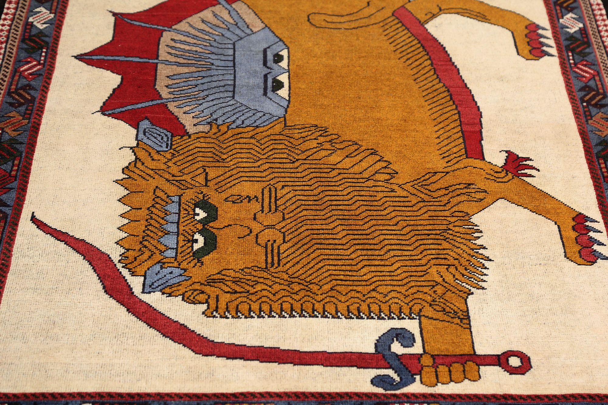 Scopri l'eleganza del tappeto persiano Gabbeh di piccole dimensioni CIRCA 1910. Progettato con lana e avorio, questo design esclusivo è perfetto per valorizzare il tuo spazio.