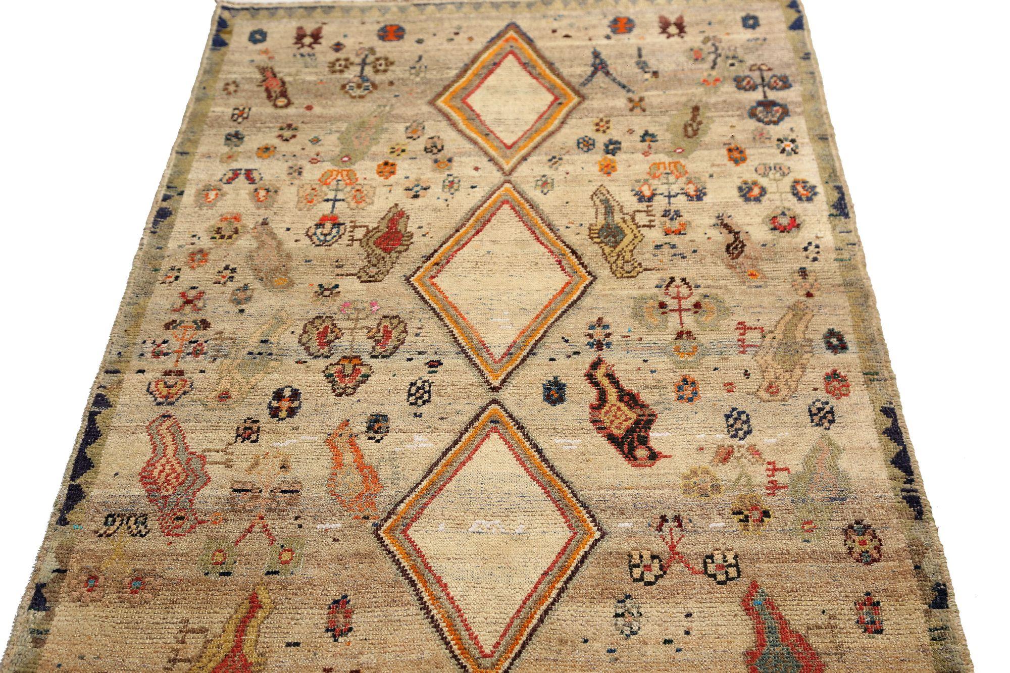Entdecken Sie die Eleganz des persischen Gabbeh mit dem kleinen Teppich CIRCA 1910. Dieses exklusive Design aus Wolle und Elfenbein ist perfekt, um Ihren Raum zu verschönern.