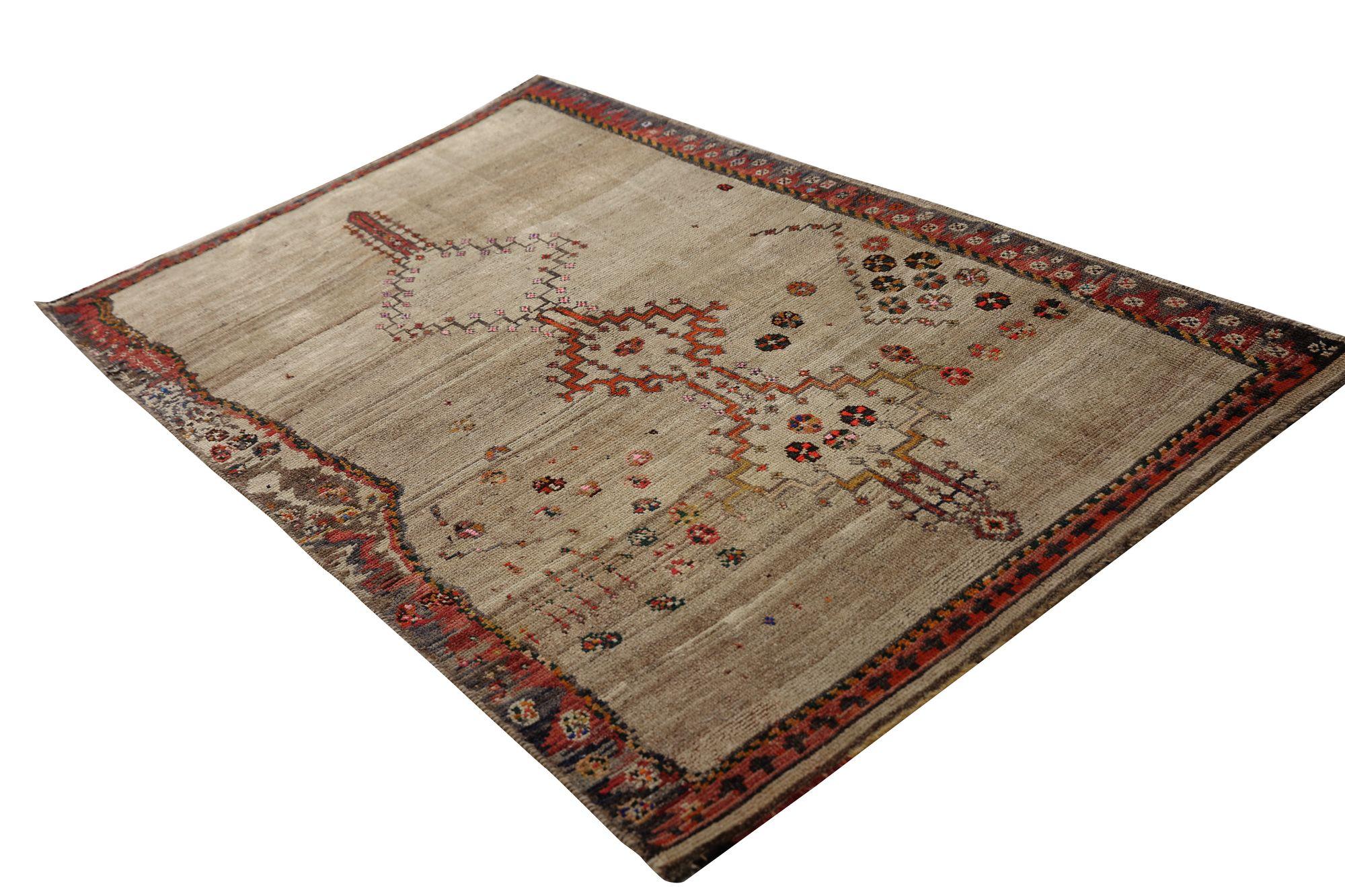 Entdecken Sie die Eleganz des persischen Gabbeh mit dem kleinen Teppich CIRCA 1910. Dieses exklusive Design aus Wolle und Elfenbein ist perfekt, um Ihren Raum zu verschönern.