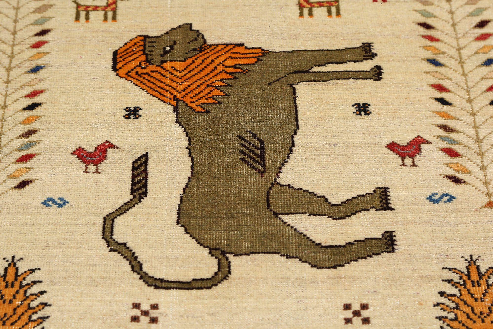 Entdecken Sie die Eleganz des persischen Gabbeh mit dem kleinen Teppich CIRCA 1910. Dieses exklusive Design aus Wolle und Elfenbein ist perfekt, um Ihren Raum zu verschönern.