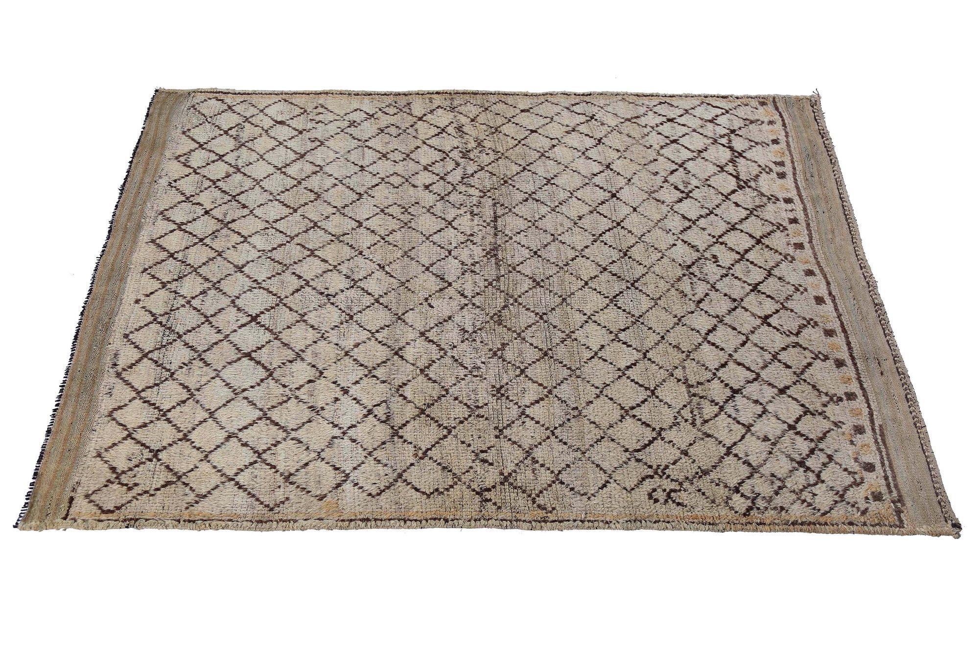 Entdecken Sie die Eleganz des persischen Gabbeh mit dem kleinen Teppich CIRCA 1940. Dieses exklusive Design aus Wolle und Elfenbein ist perfekt, um Ihren Raum zu verschönern.