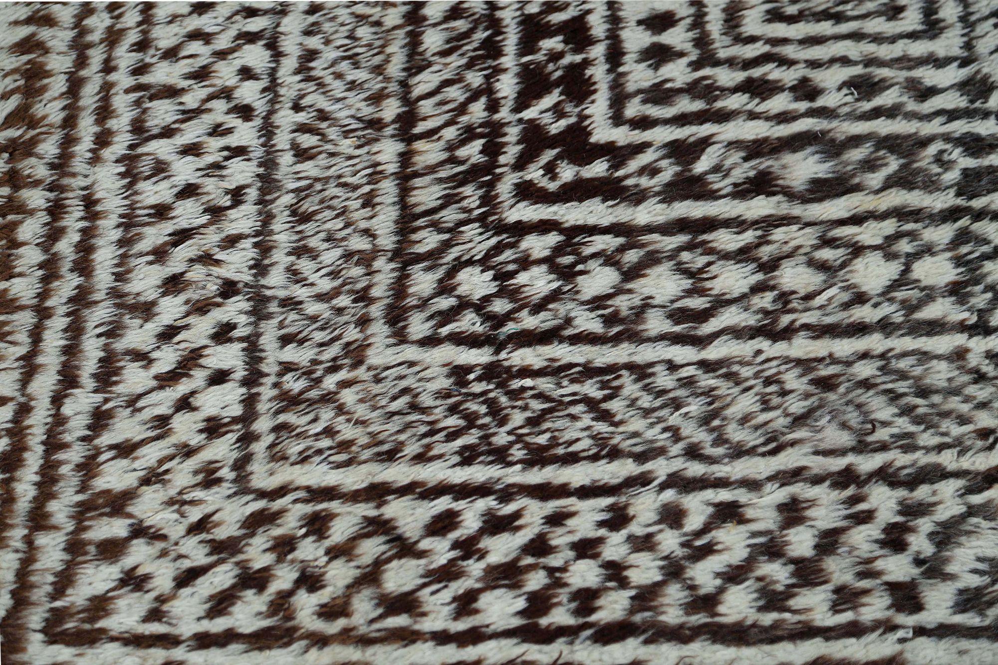 Entdecken Sie die Eleganz des persischen Gabbeh mit dem kleinen Teppich CIRCA 1940. Dieses exklusive Design aus Wolle und Elfenbein ist perfekt, um Ihren Raum zu verschönern.
