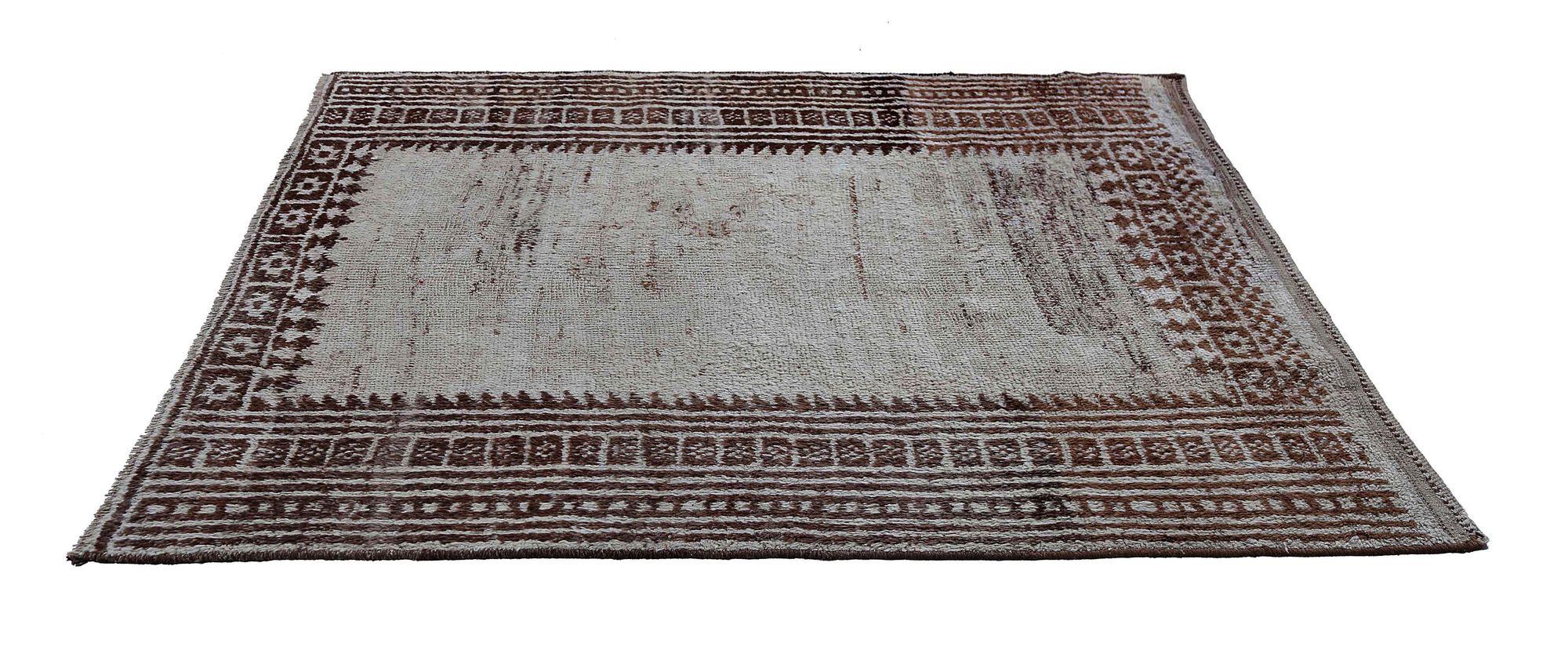 Entdecken Sie die Eleganz des persischen Gabbeh mit dem kleinen Teppich CIRCA 1940. Dieses exklusive Design aus Wolle und Elfenbein ist perfekt, um Ihren Raum zu verschönern.